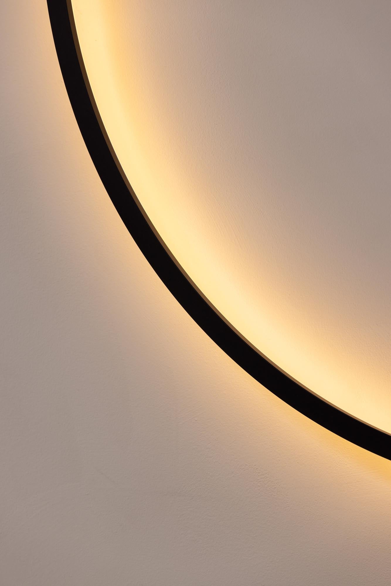 Sörmjöle Wandleuchte: Kunstvolles Lichtdesign aus Aluminium, das Wärme und Eleganz in jeden Raum bringt.