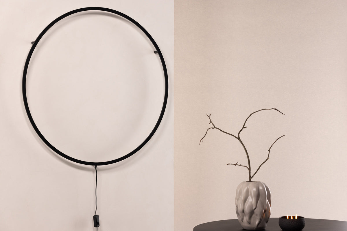 Sörmjöle x Josefin Lustig Wandleuchte in Schwarz präsentiert im Onlineshop von KAQTU Design AG. Wandleuchte ist von Vind