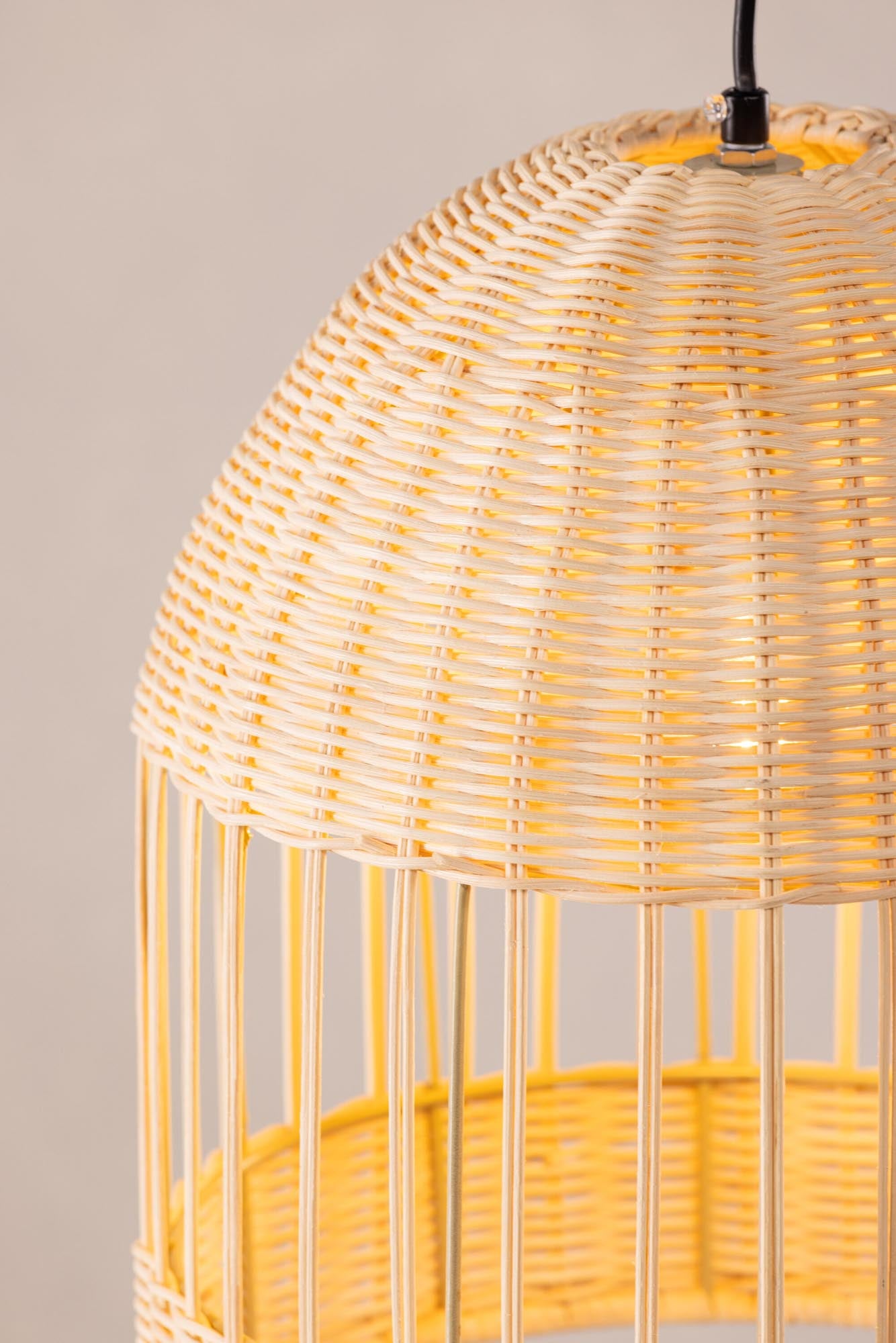 Alsbäck Pendelleuchte von Vind: Elegante Rattanleuchte für stilvolle Akzente in jedem Raum. Ideal für gemütliche Atmosphäre und modernes Design.