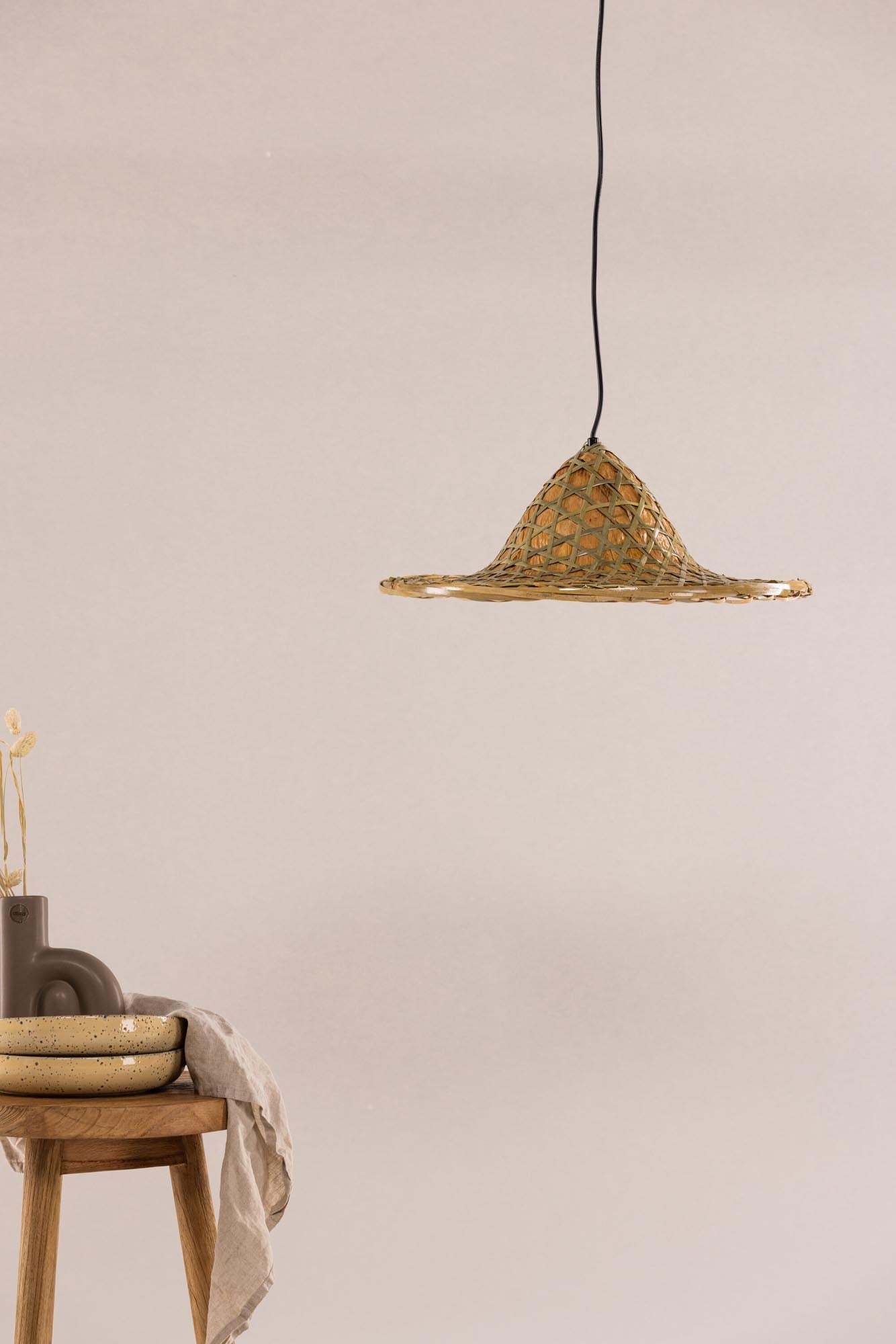 Die Stjärnvik Pendelleuchte von Vind bringt mit ihrem harmonischen Rattan-Design und warmem Licht eine einladende Atmosphäre in Ihr Zuhause.