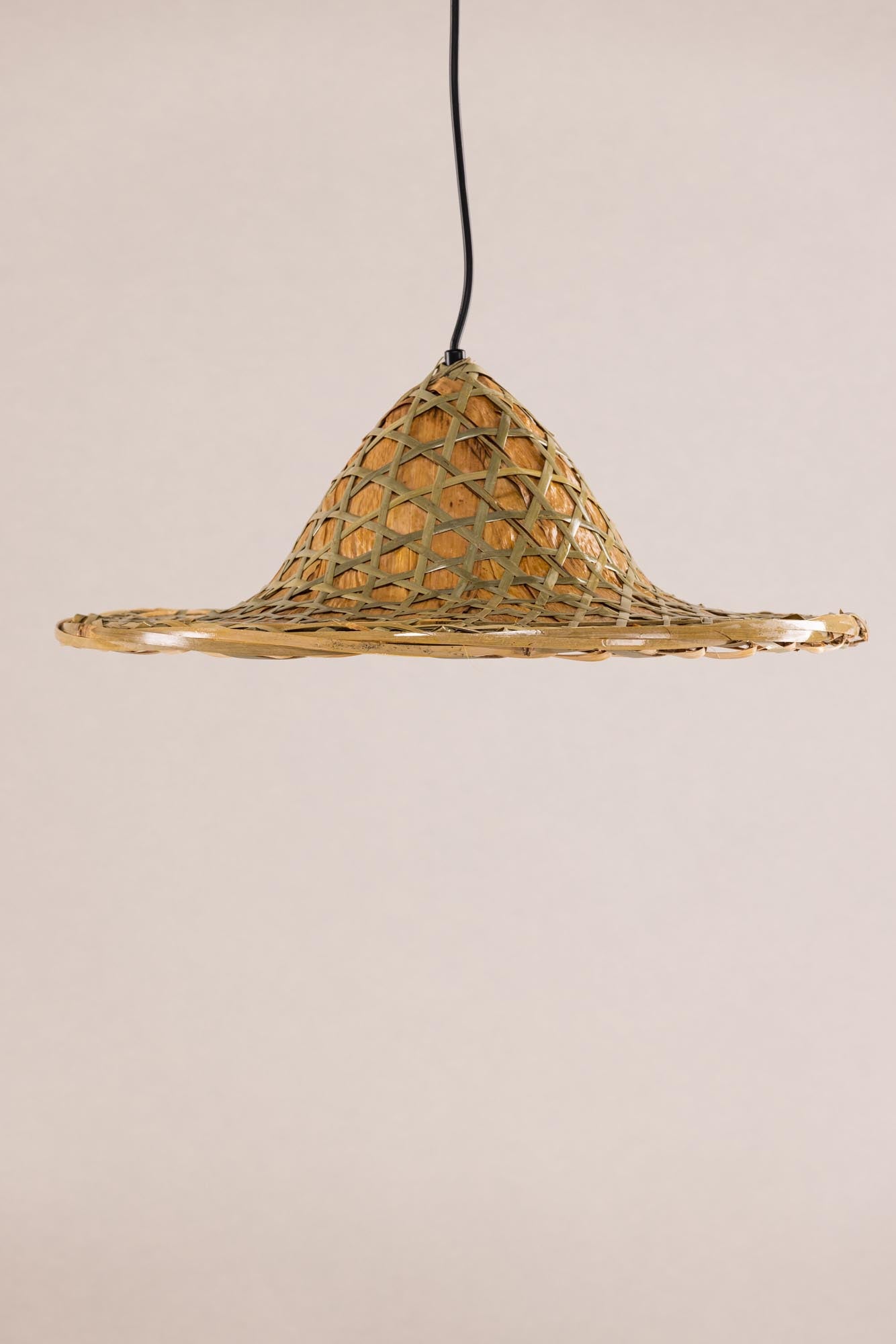 Die Stjärnvik Pendelleuchte von Vind vereint stilvolles Rattan-Design mit warmem Licht und schafft so eine gemütliche Atmosphäre in jedem Raum.