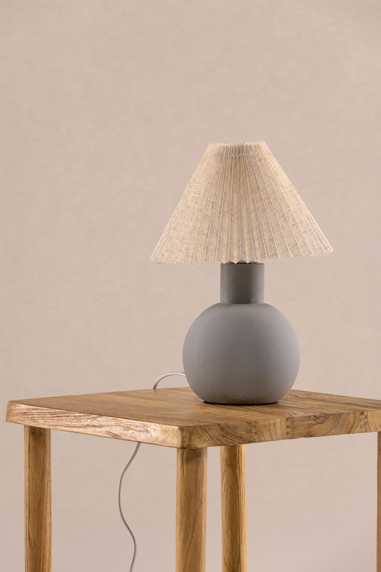 Älvsborg Tischleuchte von Vind: Stilvolle Kombination aus grauem Beton und Leinen, perfekt für jeden Raum und Einrichtungsstil.