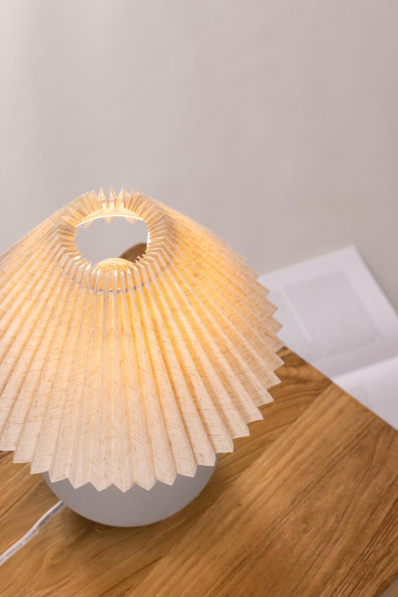 Älvsborg Tischleuchte: Stilvolle Beleuchtung mit Beton und Stoff.