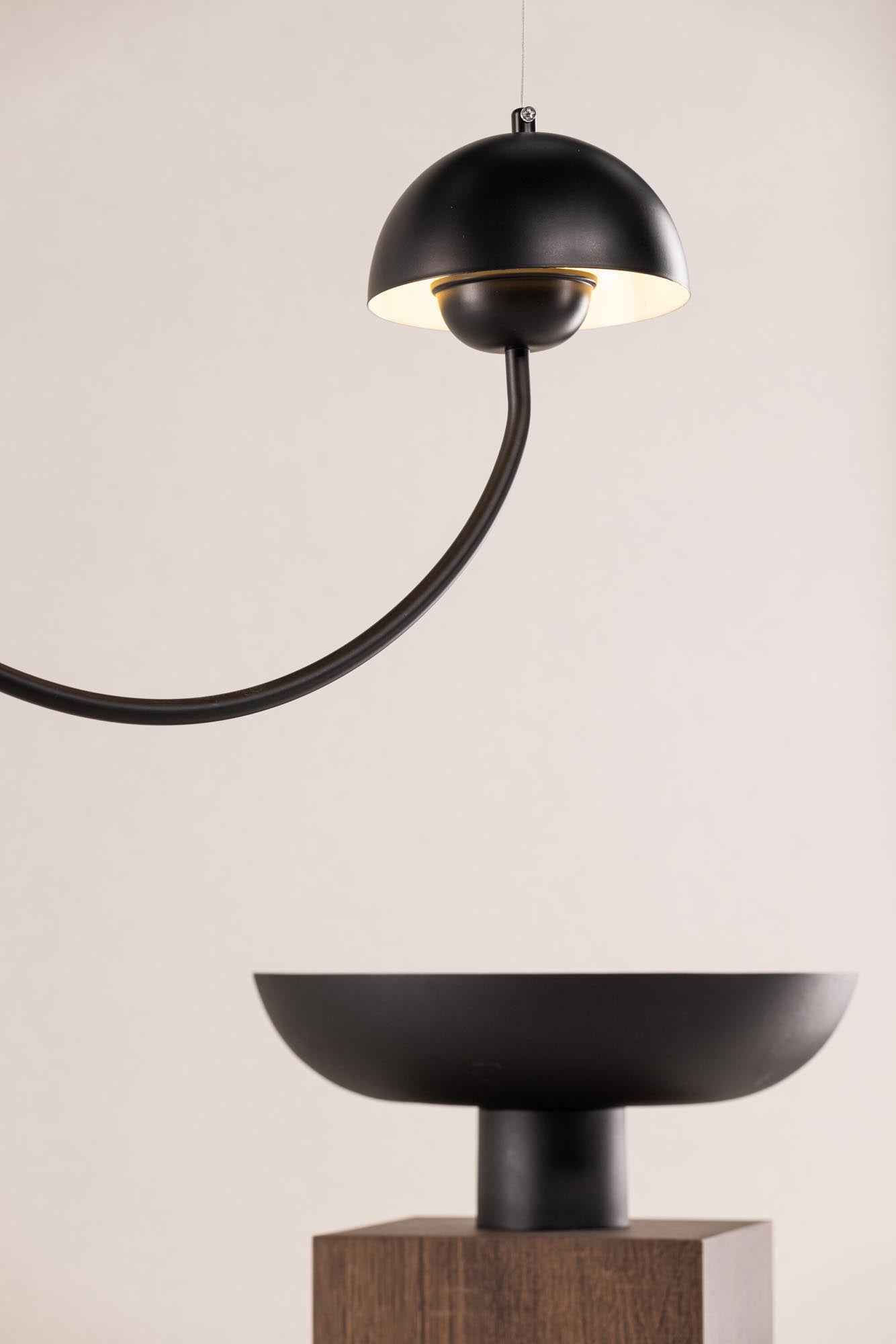 Moderne Lyckorna Pendelleuchte von Vind: Funktionalität trifft auf industriellen Charme und schafft eine einladende Atmosphäre in jedem Raum.