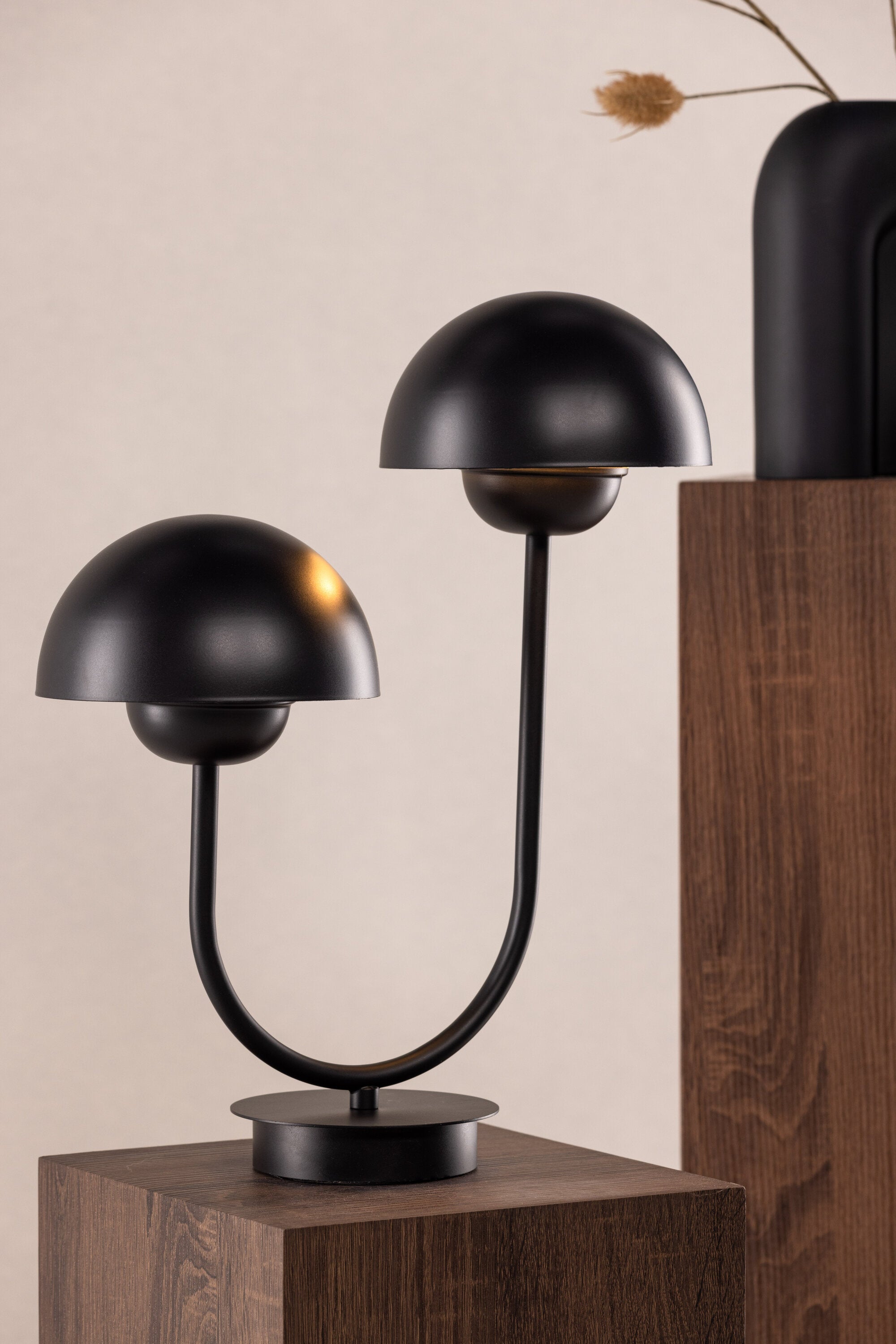 Lyckorna Tischleuchte in Schwarz präsentiert im Onlineshop von KAQTU Design AG. Tischleuchte ist von Vind