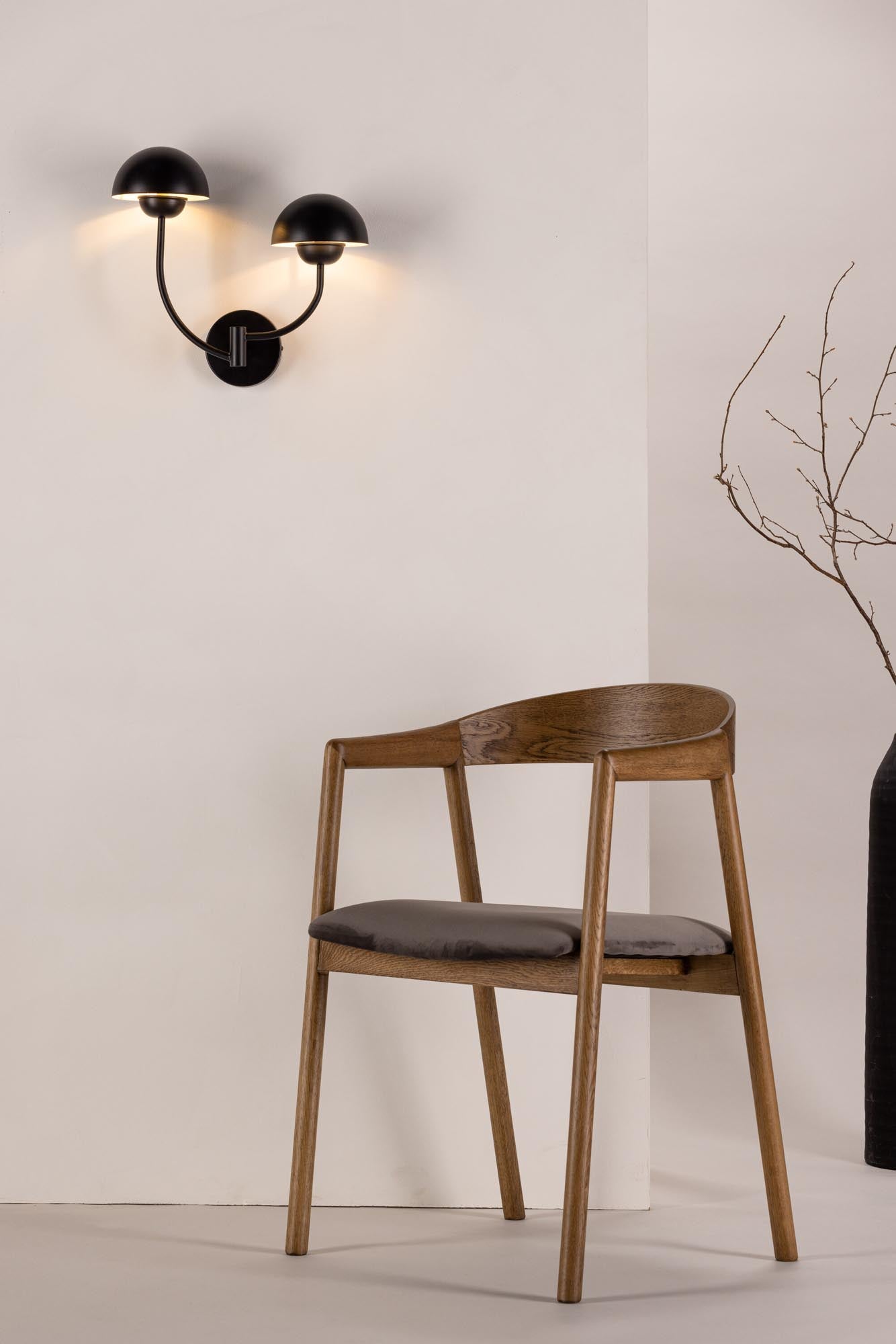 Die Lyckorna Wandleuchte von Vind kombiniert elegantes Design mit Funktionalität und schafft eine einladende Atmosphäre in jedem Zuhause.