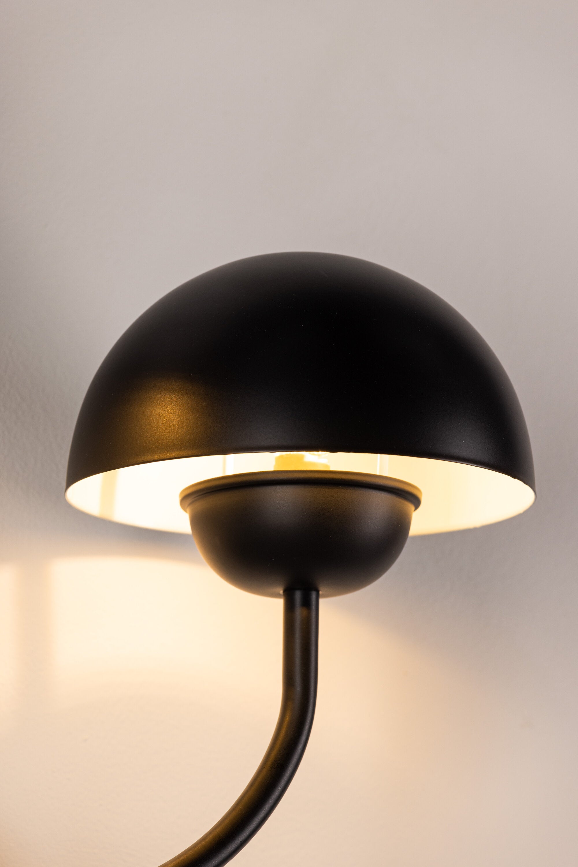 Lyckorna Wandleuchte in Schwarz präsentiert im Onlineshop von KAQTU Design AG. Wandleuchte ist von Vind