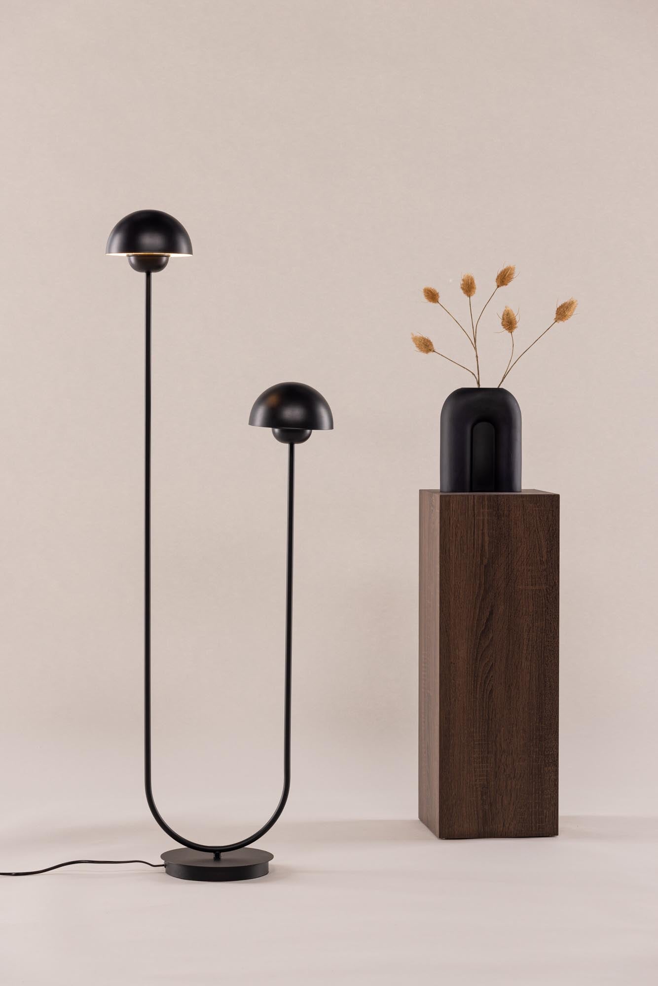 Entdecken Sie die Lyckorna Stehleuchte von Vind – ein elegantes Lichtobjekt, das stilvolle Akzente setzt und eine einladende Atmosphäre schafft.