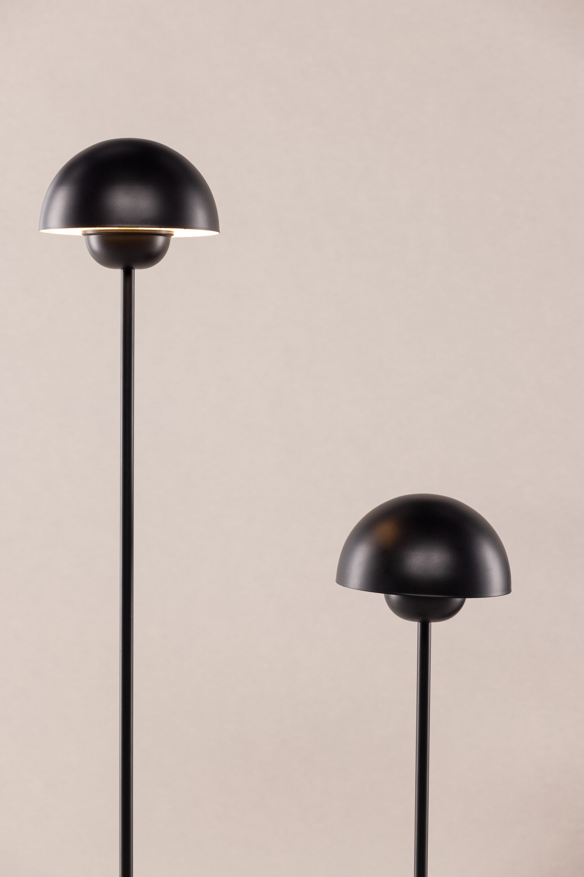 Lyckorna Stehleuchte in Schwarz präsentiert im Onlineshop von KAQTU Design AG. Stehleuchte ist von Vind