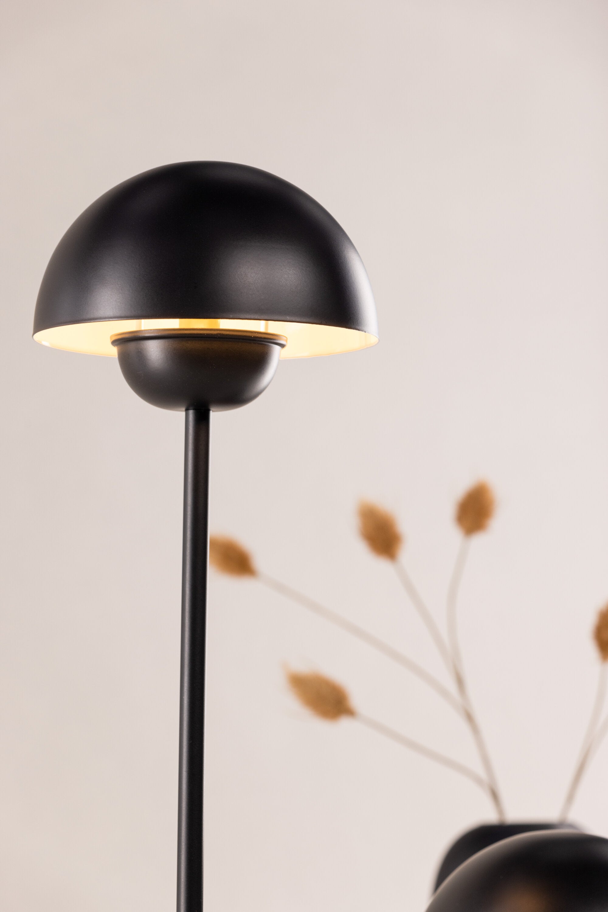 Lyckorna Stehleuchte in Schwarz präsentiert im Onlineshop von KAQTU Design AG. Stehleuchte ist von Vind
