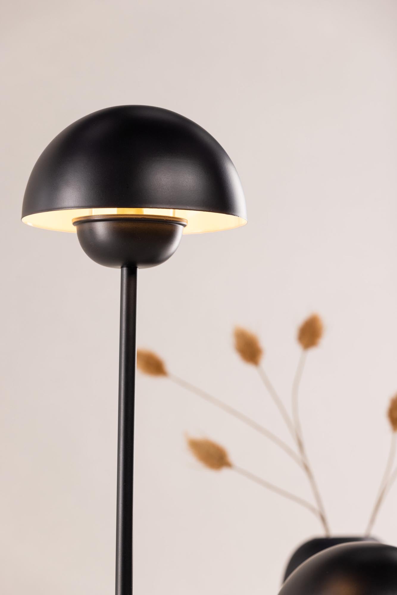 Lyckorna Stehleuchte von Vind: Modernes Design für Ihr Zuhause.