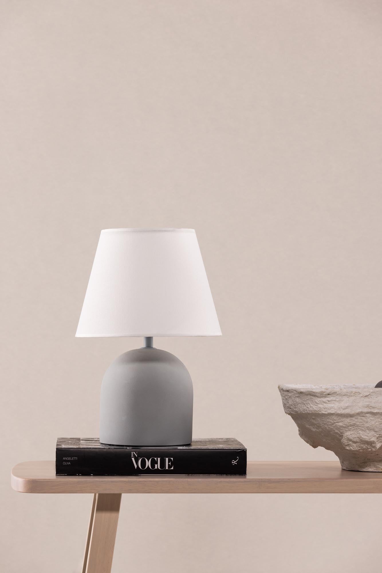 Elegante Styrsö Tischlampe: Betonfuss trifft auf Leinenstil.