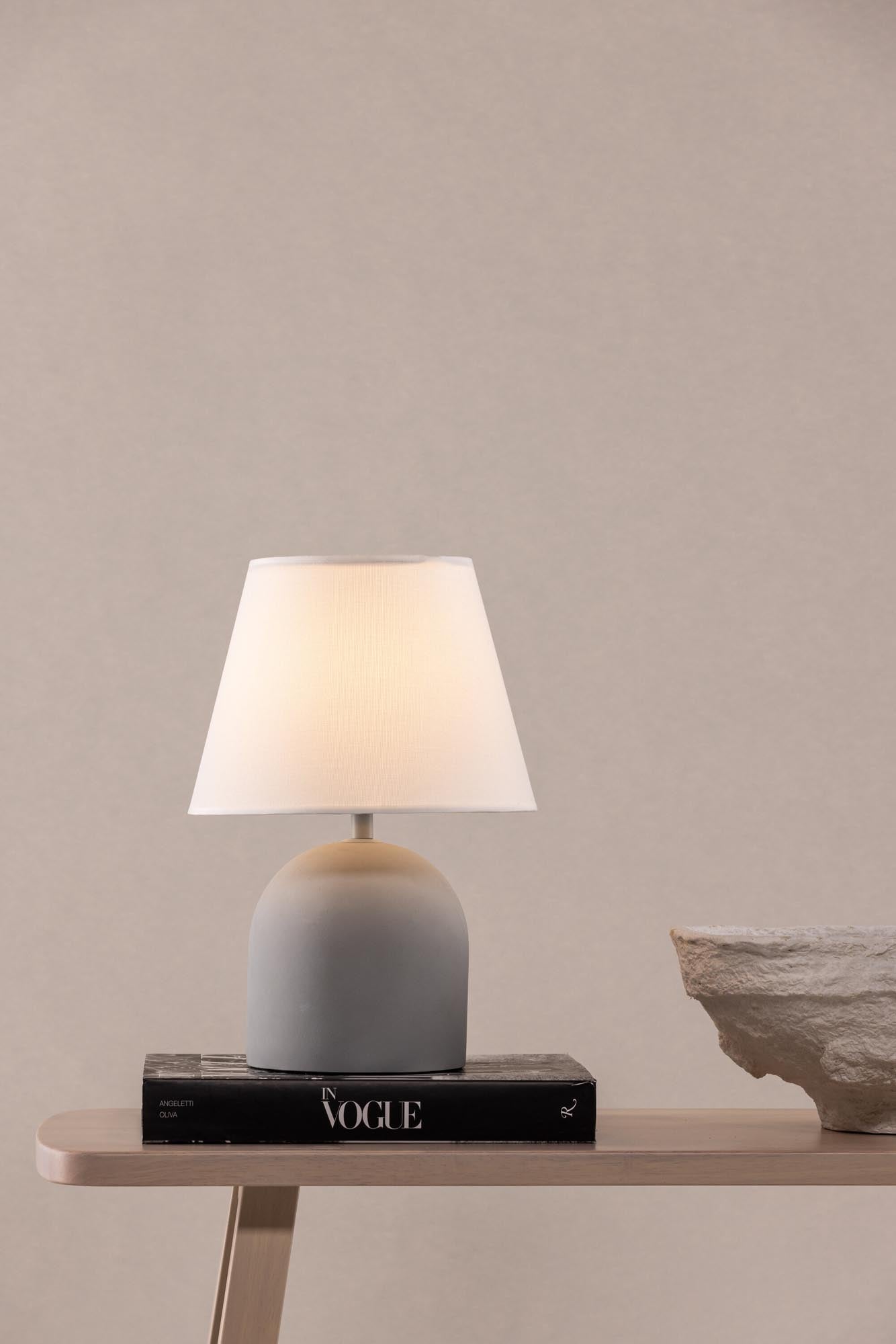 Moderne Styrsö Tischleuchte von Vind: Graues Betongestell und weißer Leinenlampenschirm vereinen Funktionalität und stilvolles Design.