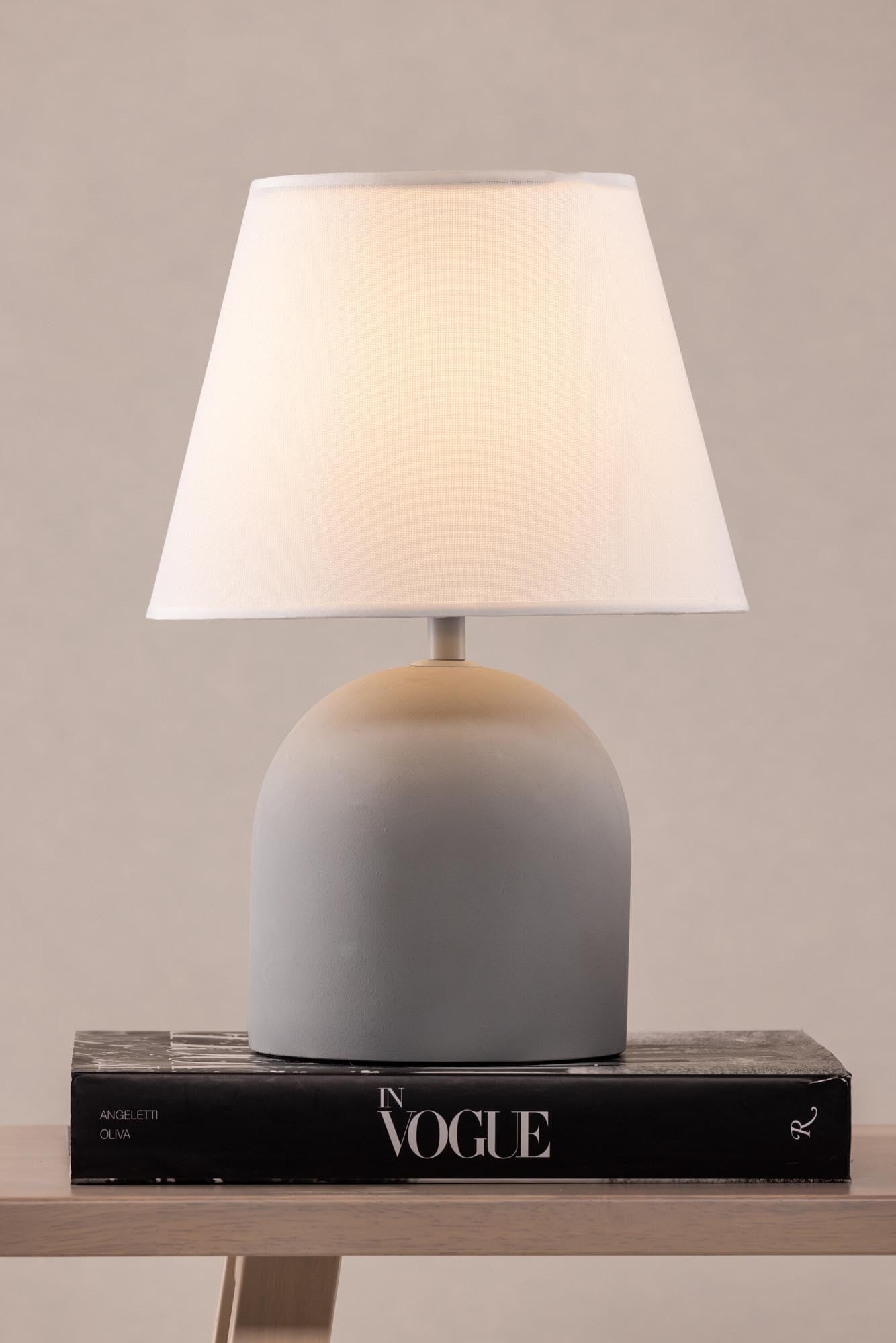 Styrsö Tischleuchte: Stilvoller Betonfuss mit elegantem Leinenschirm.