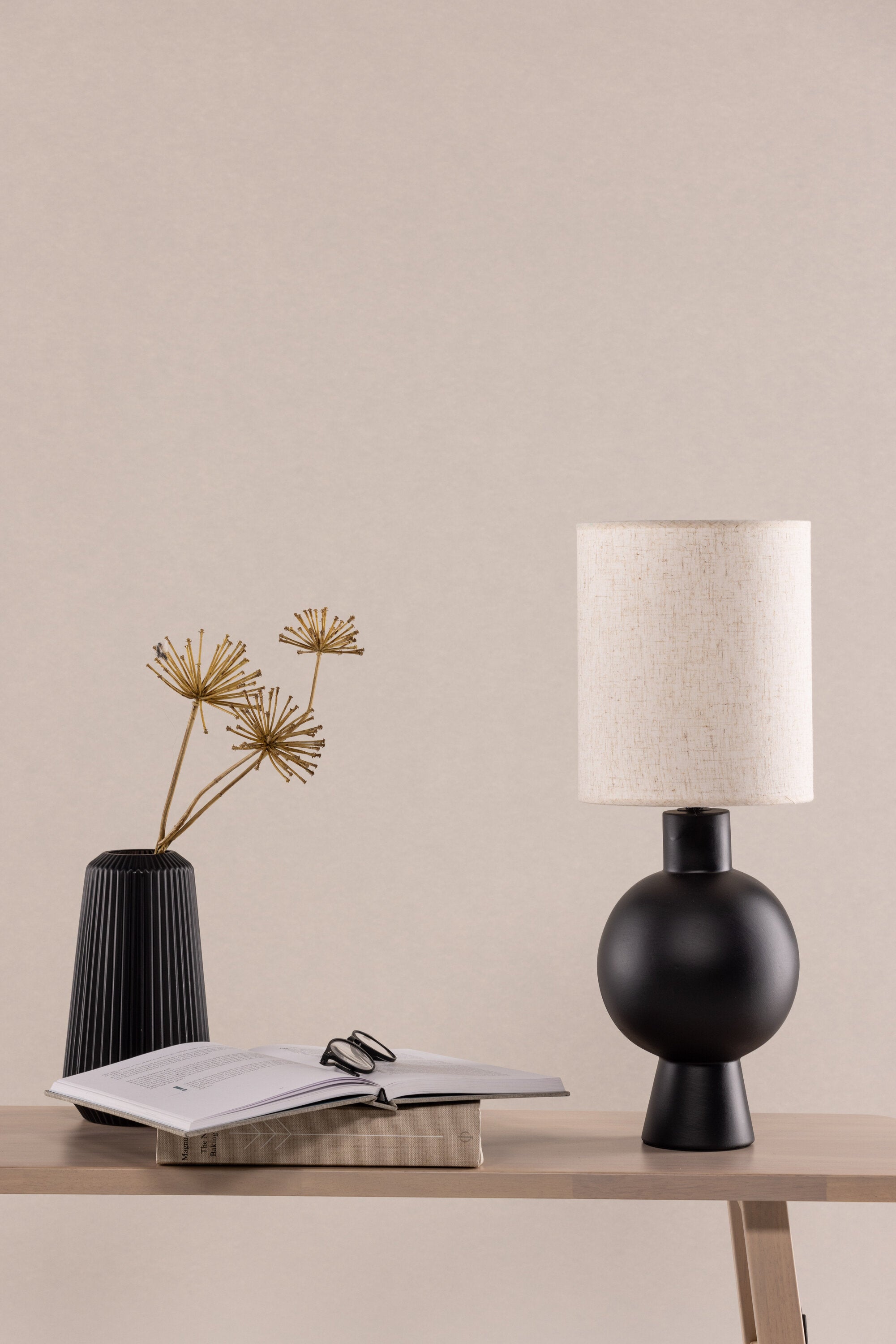 Mysterna Tischleuchte in Schwarz präsentiert im Onlineshop von KAQTU Design AG. Tischleuchte ist von Vind