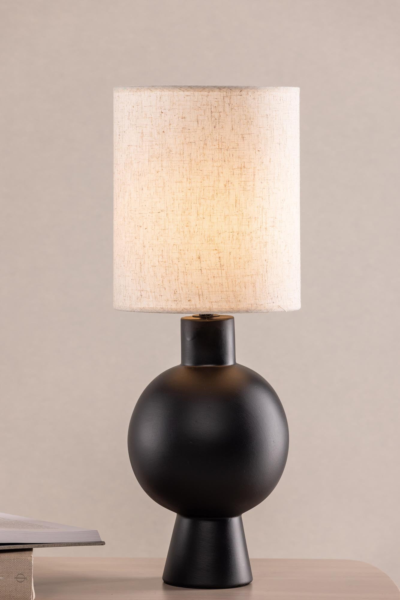 Entdecken Sie die Mysterna Tischleuchte von Vind – ein elegantes Designstück aus Beton und Leinen, das Gemütlichkeit und Stil in Ihr Zuhause bringt.