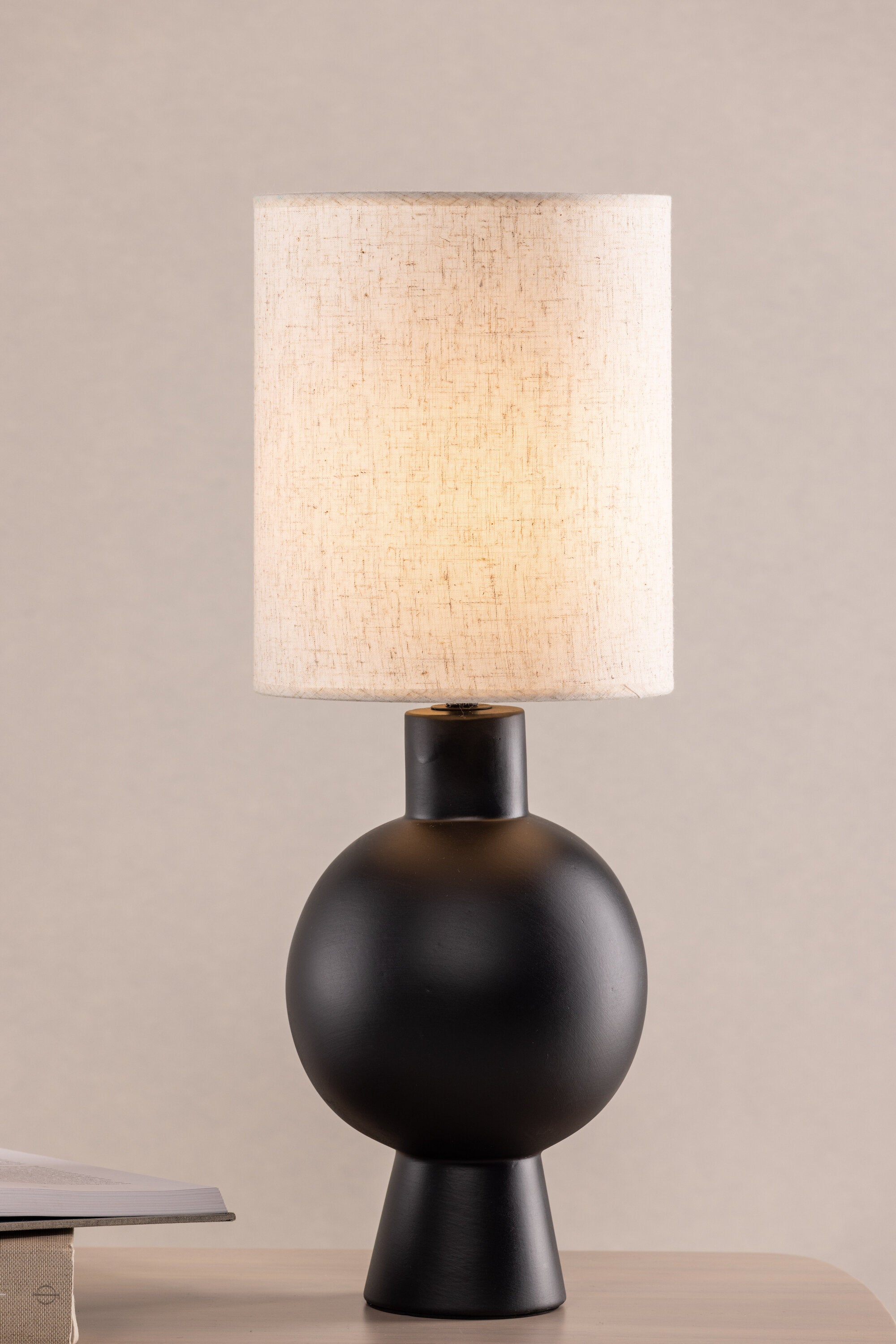 Mysterna Tischleuchte in Schwarz präsentiert im Onlineshop von KAQTU Design AG. Tischleuchte ist von Vind