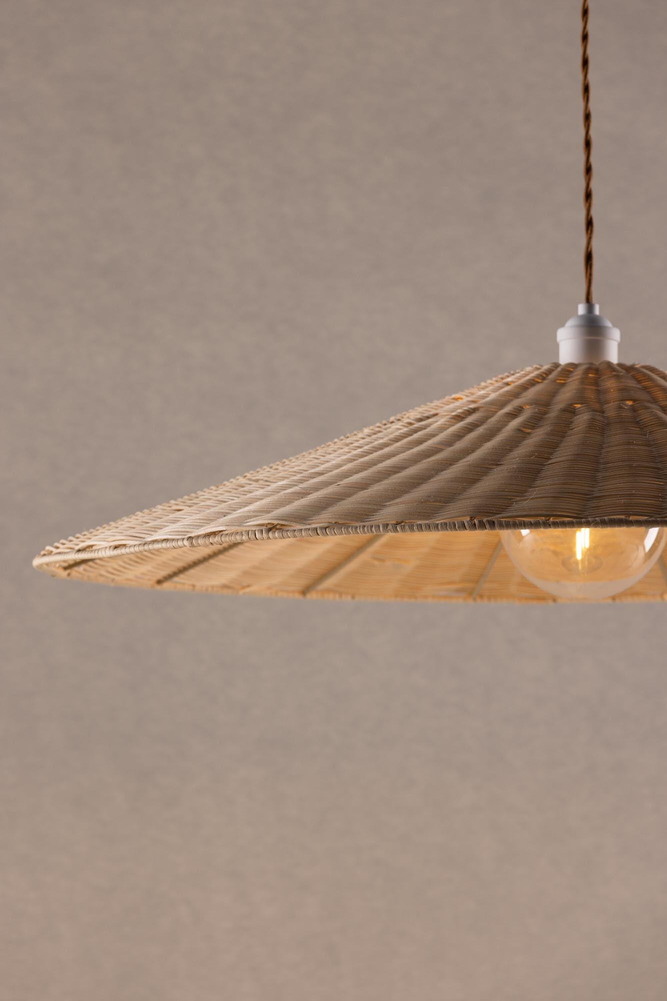 Herrestad Pendelleuchte von Vind: Elegante Rattanleuchte für harmonische Lichtverteilung und gemütliche Atmosphäre in Ihrem Zuhause.