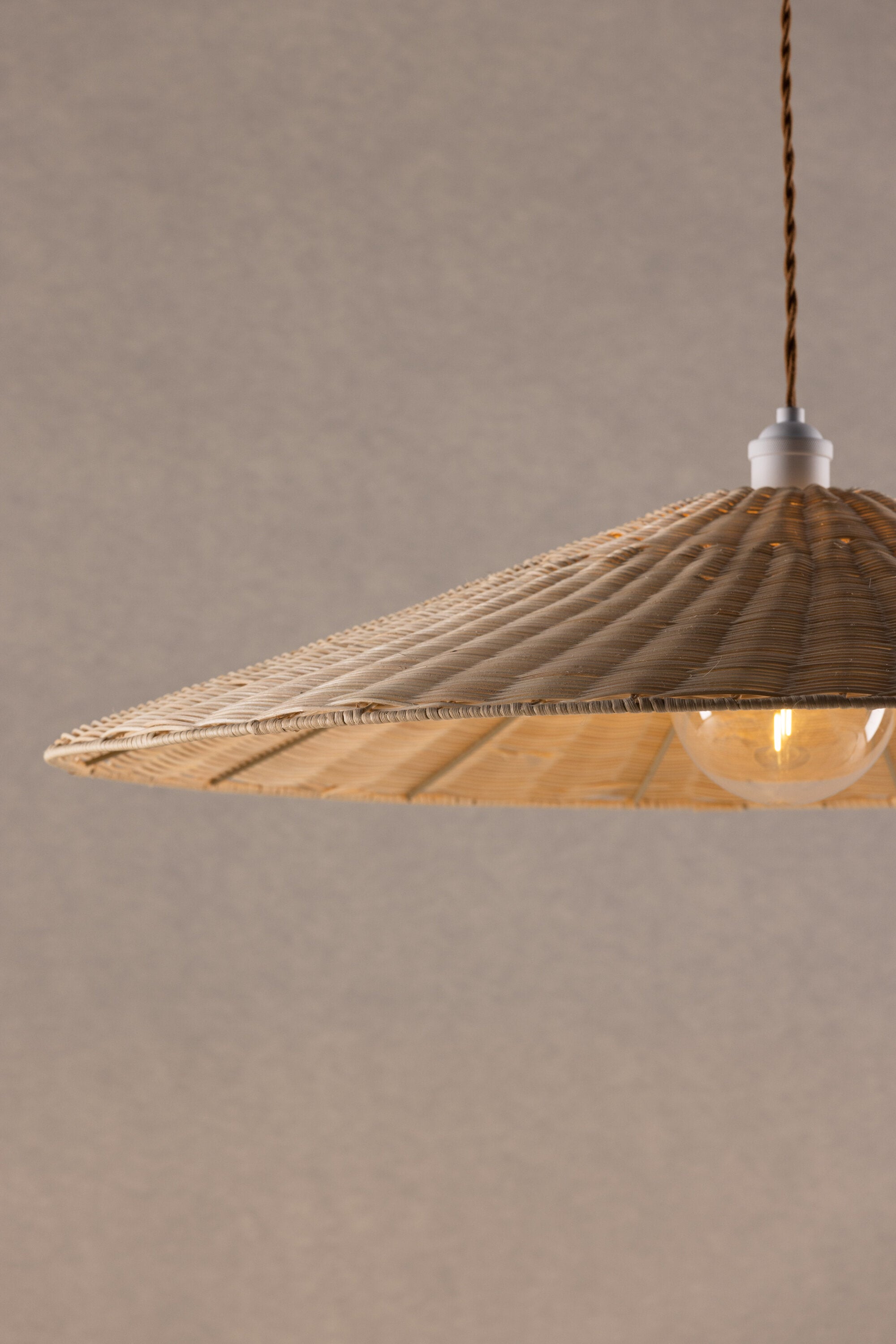 Herrestad Pendelleuchte in Natur präsentiert im Onlineshop von KAQTU Design AG. Pendelleuchte ist von Vind