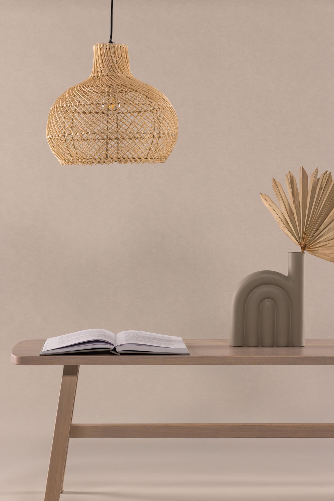 Varekil Pendelleuchte: Stilvolle Rattan-Deckenleuchte für einladende Atmosphäre und modernes Design in jedem Raum.