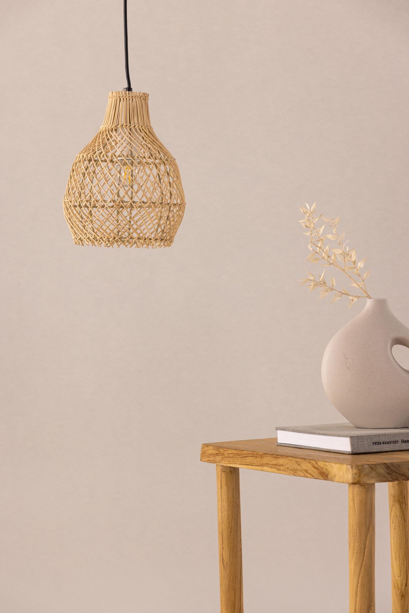 Varekil Pendelleuchte: Zeitlose Raffinesse aus nachhaltigem Rattan.