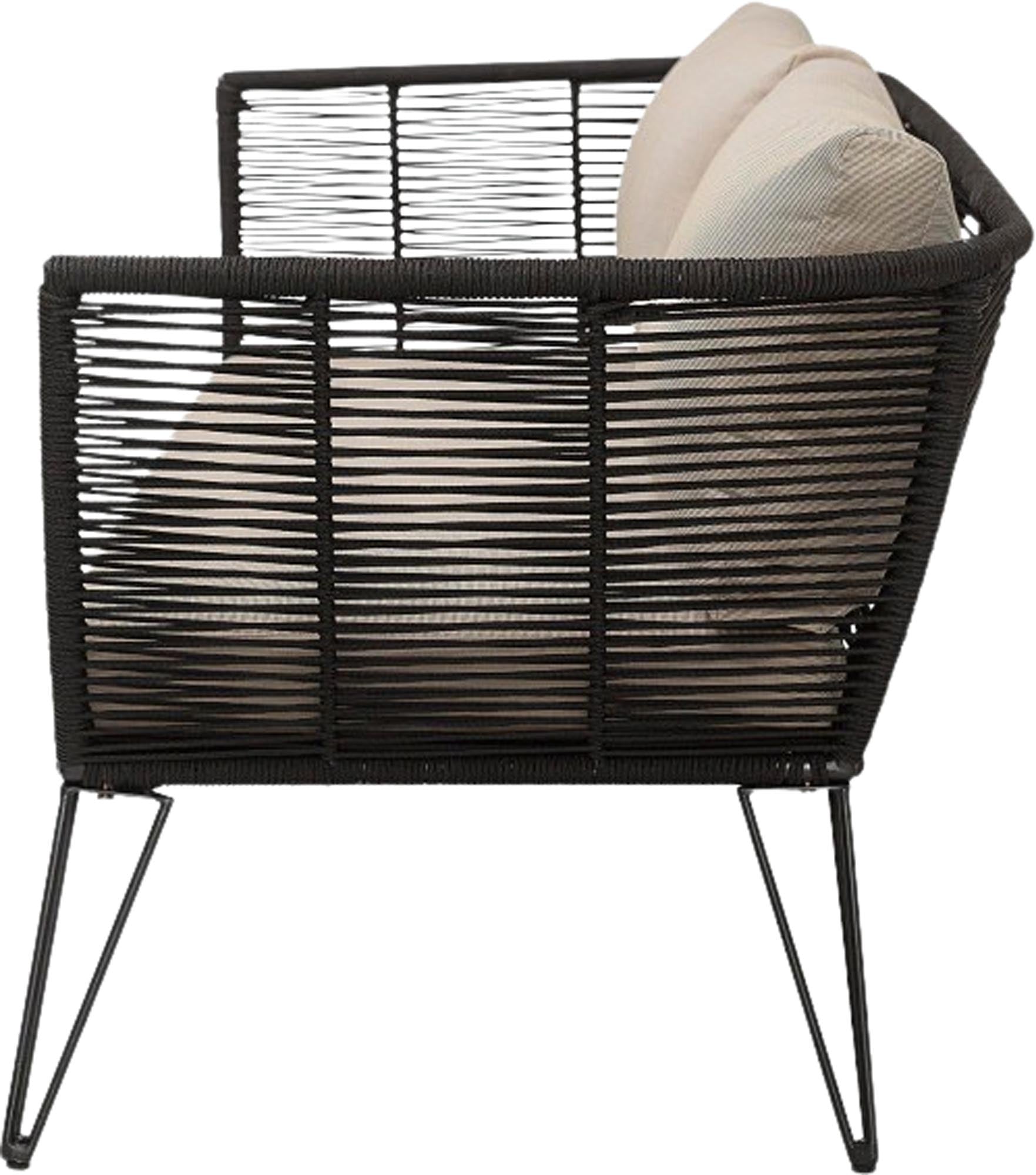 Das Mundo Sofa von Bloomingville bietet stilvolles Design mit schwarzem Stoff und stabilem Metallrahmen, ideal für den Aussenbereich.