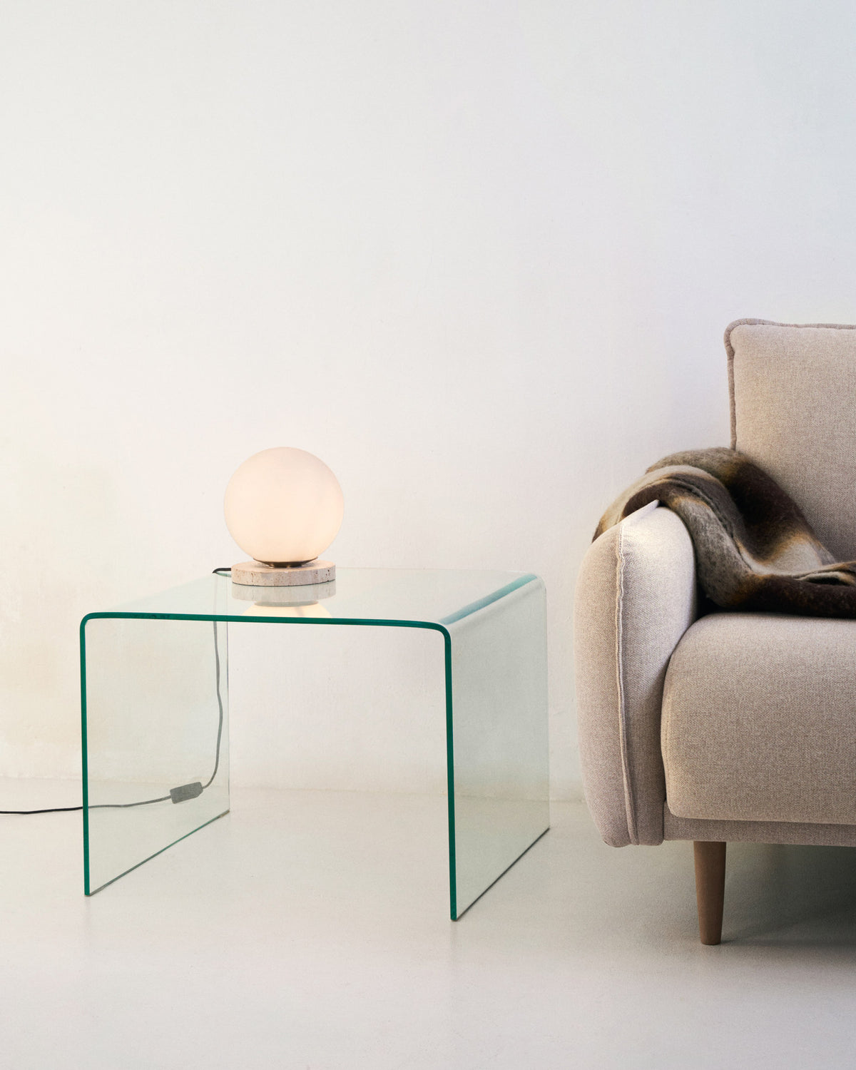 Burano Beistelltisch aus Glas 60 x 60 cm in Transparent präsentiert im Onlineshop von KAQTU Design AG. Couchtisch ist von Kave Home
