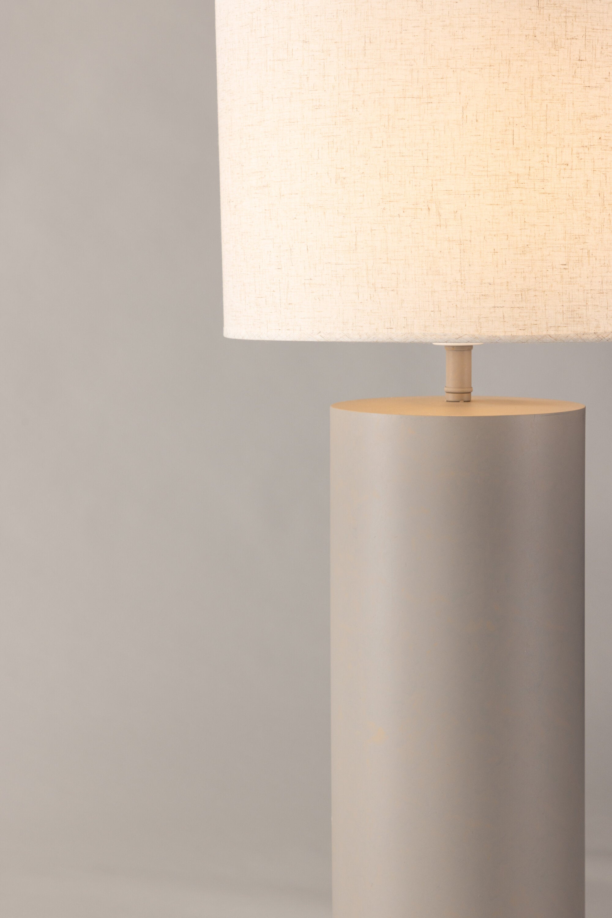 Umeå x Josefin Lustig Lighting in Grau präsentiert im Onlineshop von KAQTU Design AG. Stehleuchte ist von Vind