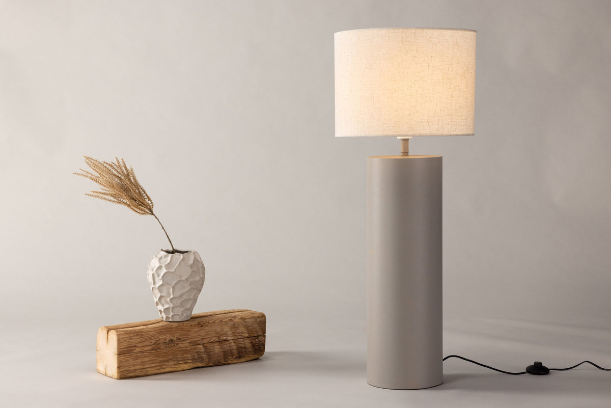 Umeå x Josefin Lustig Lighting in Grau präsentiert im Onlineshop von KAQTU Design AG. Stehleuchte ist von Vind
