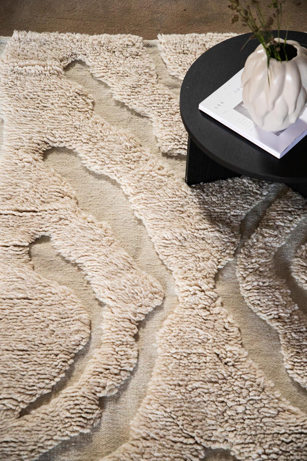 Trondheim x Josefin Lustig Teppich in Beige präsentiert im Onlineshop von KAQTU Design AG. Teppich ist von Vind