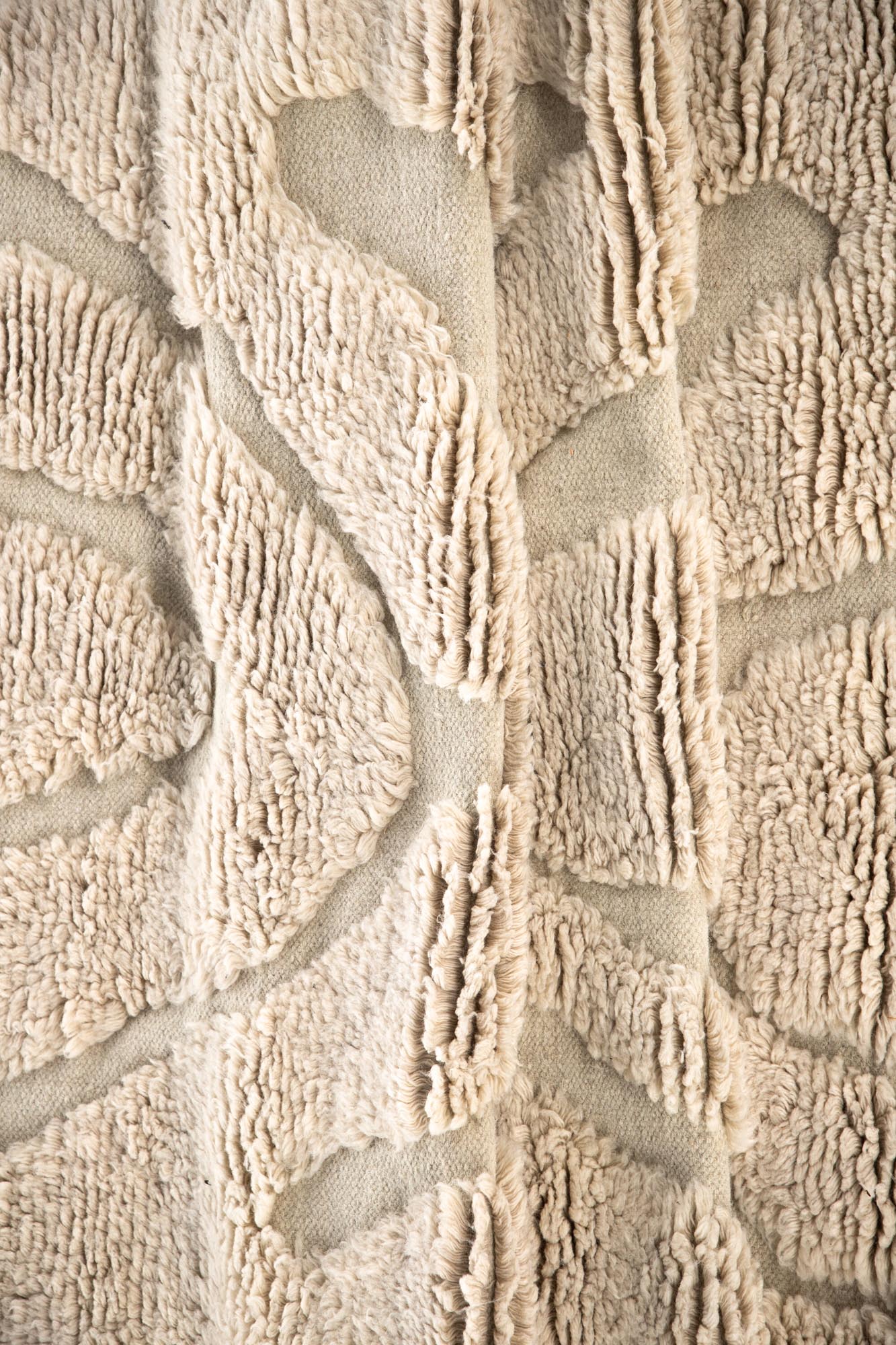 Entdecken Sie den Trondheim x Josefin Lustig Teppich von Vind: Handgewebt aus 100% Wolle, vereint er elegantes Design mit Funktionalität für Ihr Zuhause.