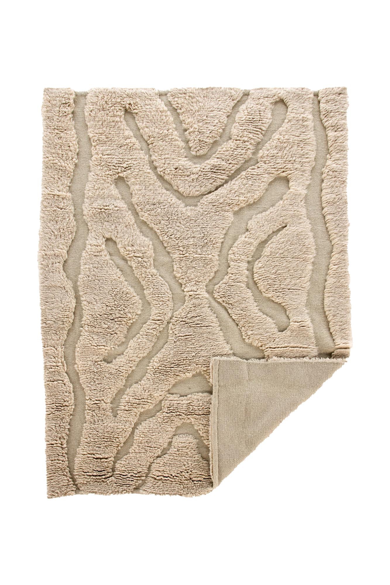 Entdecken Sie den Trondheim x Josefin Lustig Teppich von Vind – ein handgewebtes Meisterwerk aus 100% Wolle, das Stil und Komfort vereint.