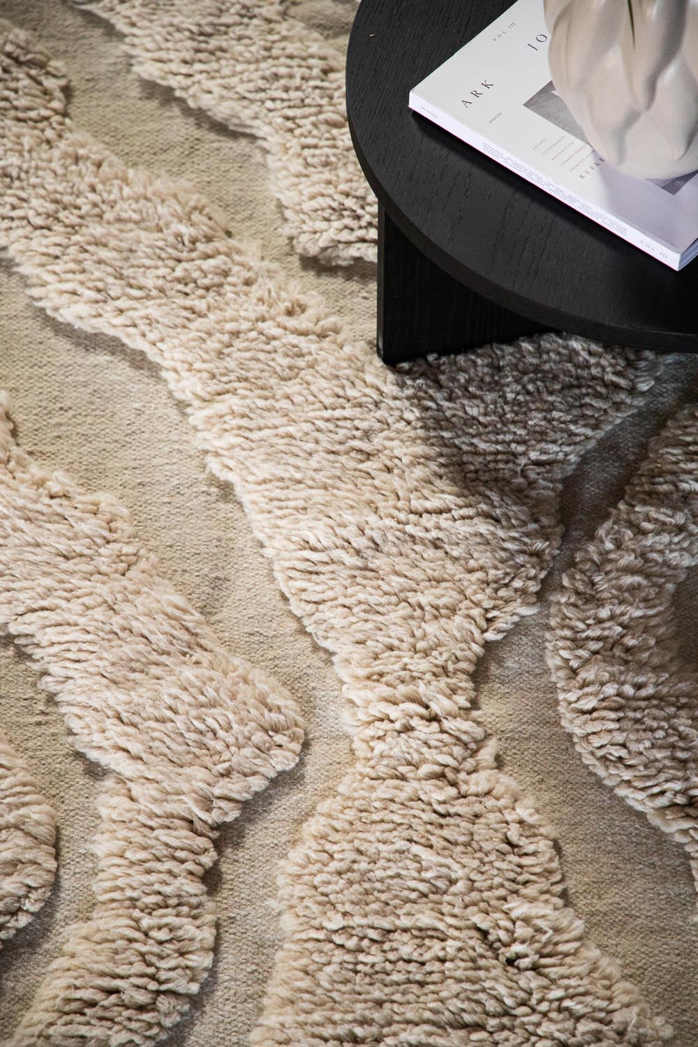 Trondheim x Josefin Lustig Teppich in Beige präsentiert im Onlineshop von KAQTU Design AG. Teppich ist von Vind