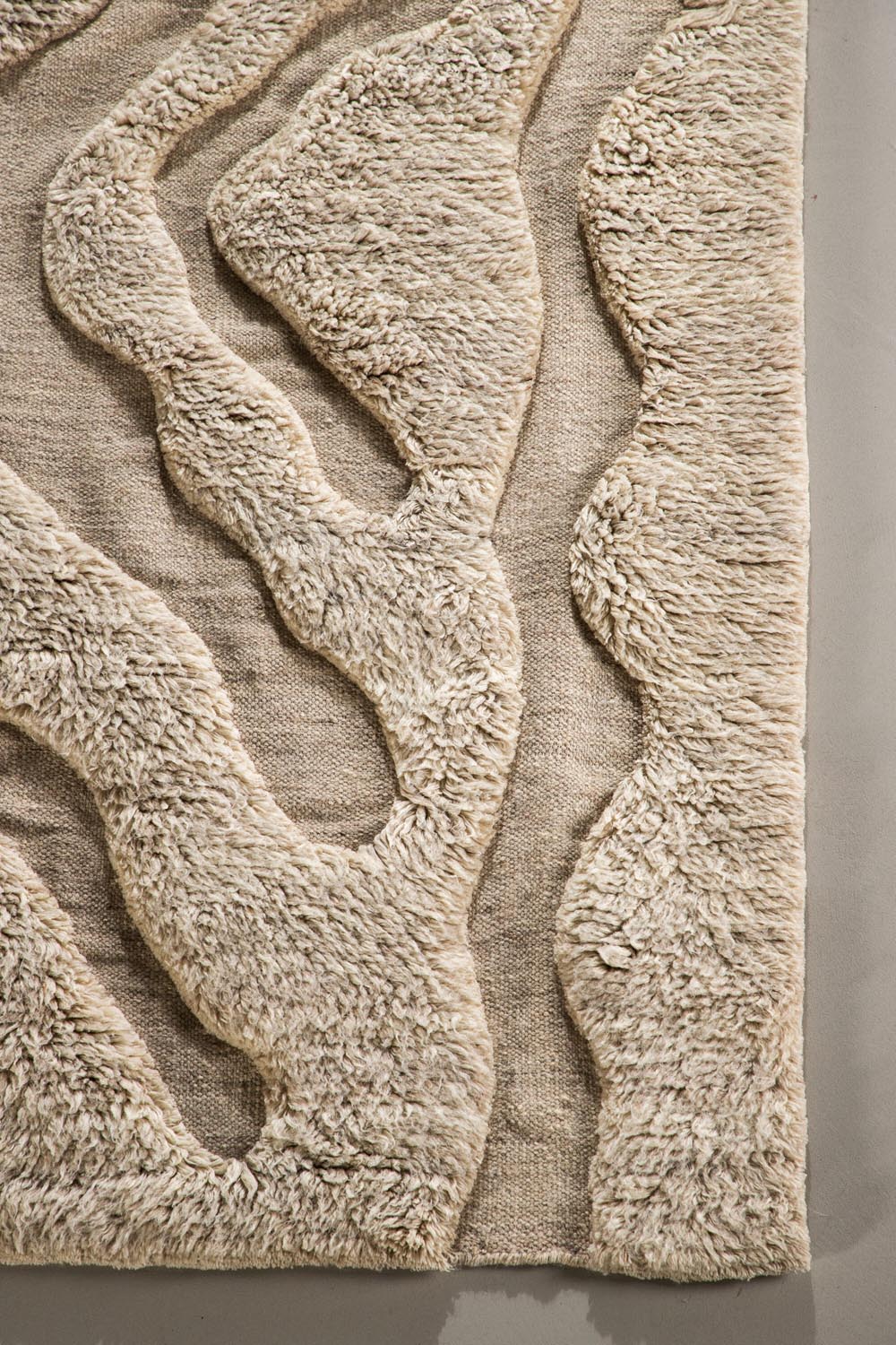 Trondheim x Josefin Lustig Teppich in Beige präsentiert im Onlineshop von KAQTU Design AG. Teppich ist von Vind