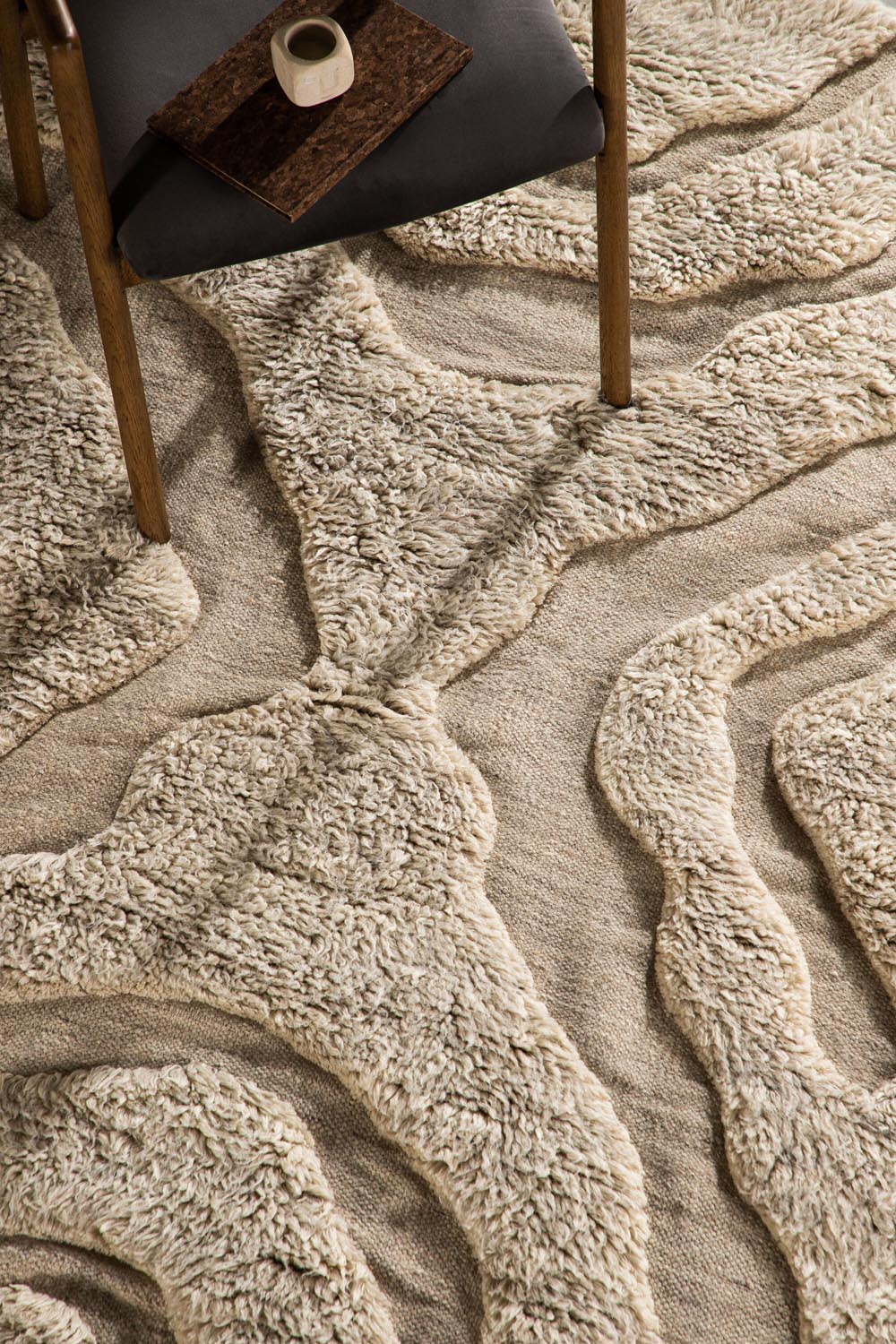 Trondheim x Josefin Lustig Teppich in Beige präsentiert im Onlineshop von KAQTU Design AG. Teppich ist von Vind