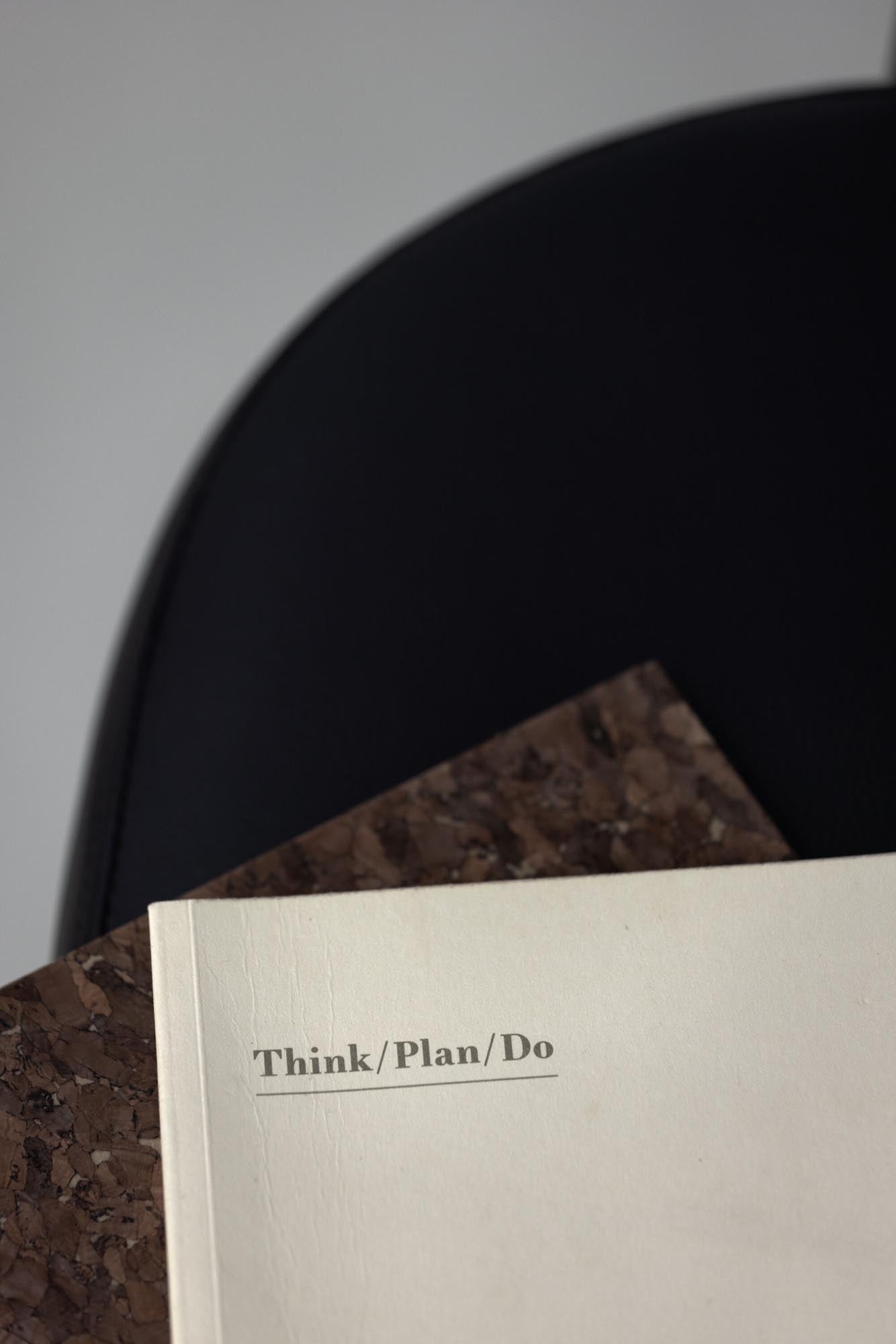 Moderner Stuhl mit luxuriösem Design, robustem Stahlrahmen und bequemer Polsterung. Ideal für stilvolle Esszimmer und gemütliche Zusammenkünfte.