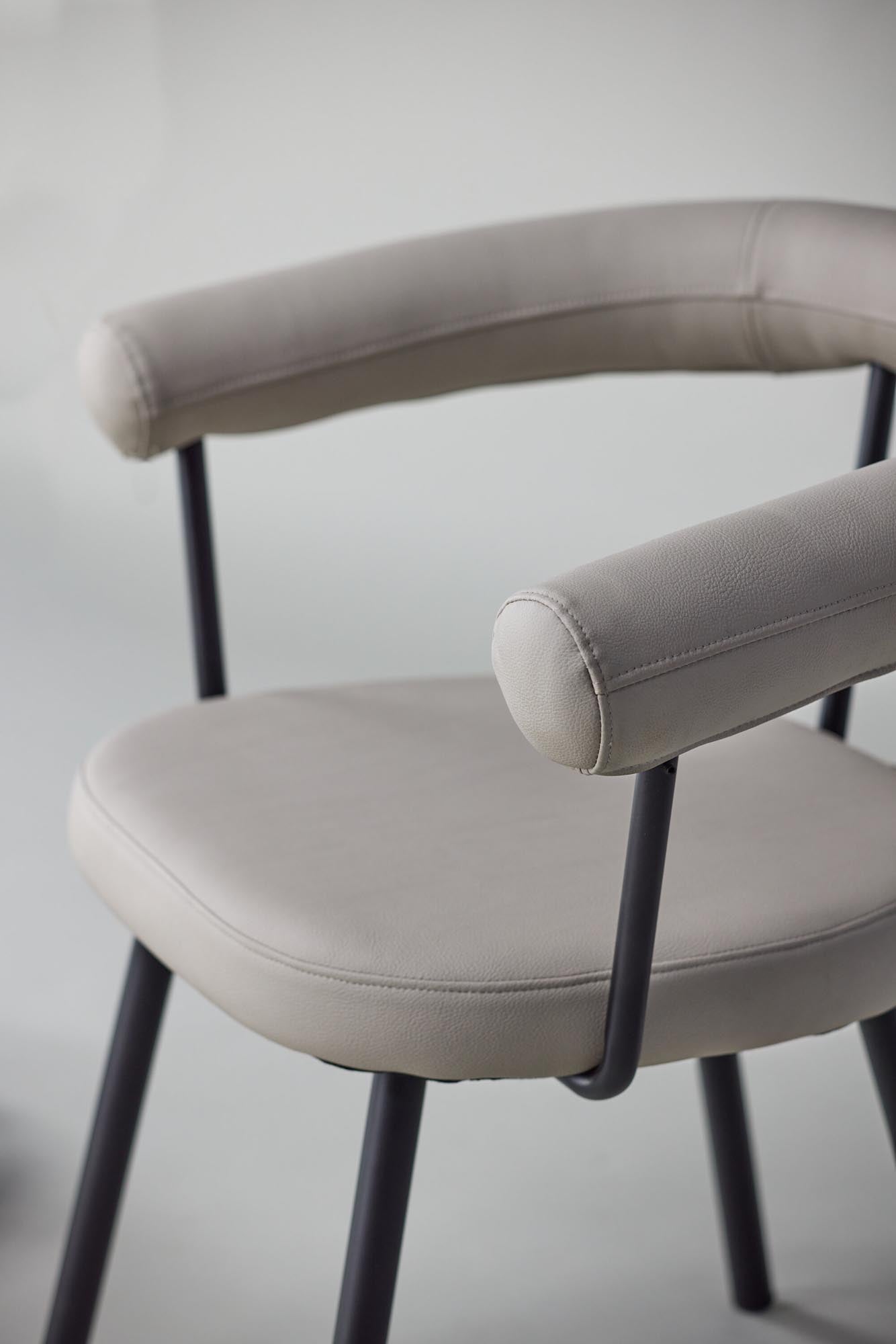 Eleganter Västerås Stuhl: Skandinavisches Design mit modernem Flair.