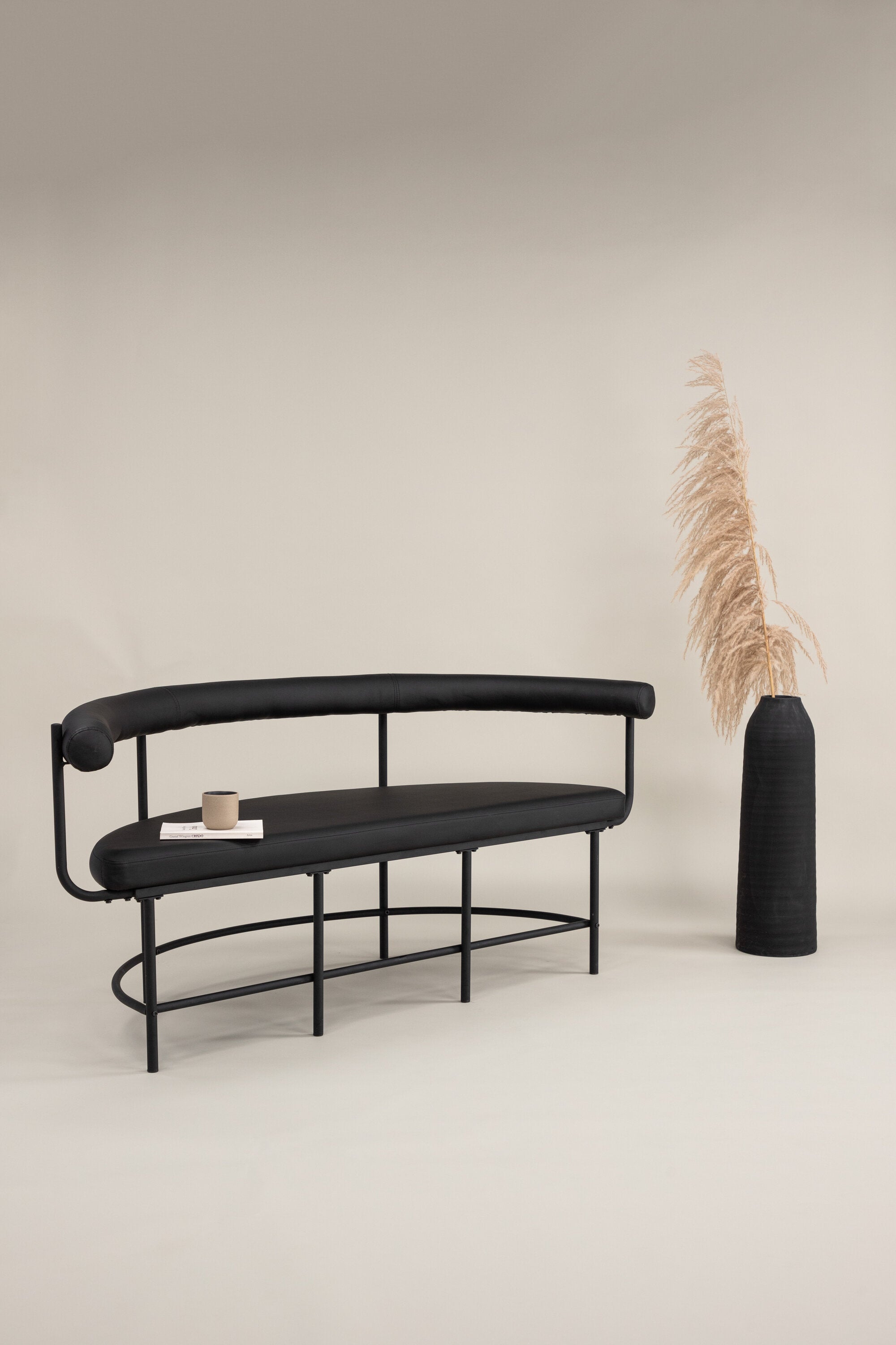 Stallhagen x Josefin Lustig Bank in Schwarz präsentiert im Onlineshop von KAQTU Design AG. Sitzbank ist von Vind