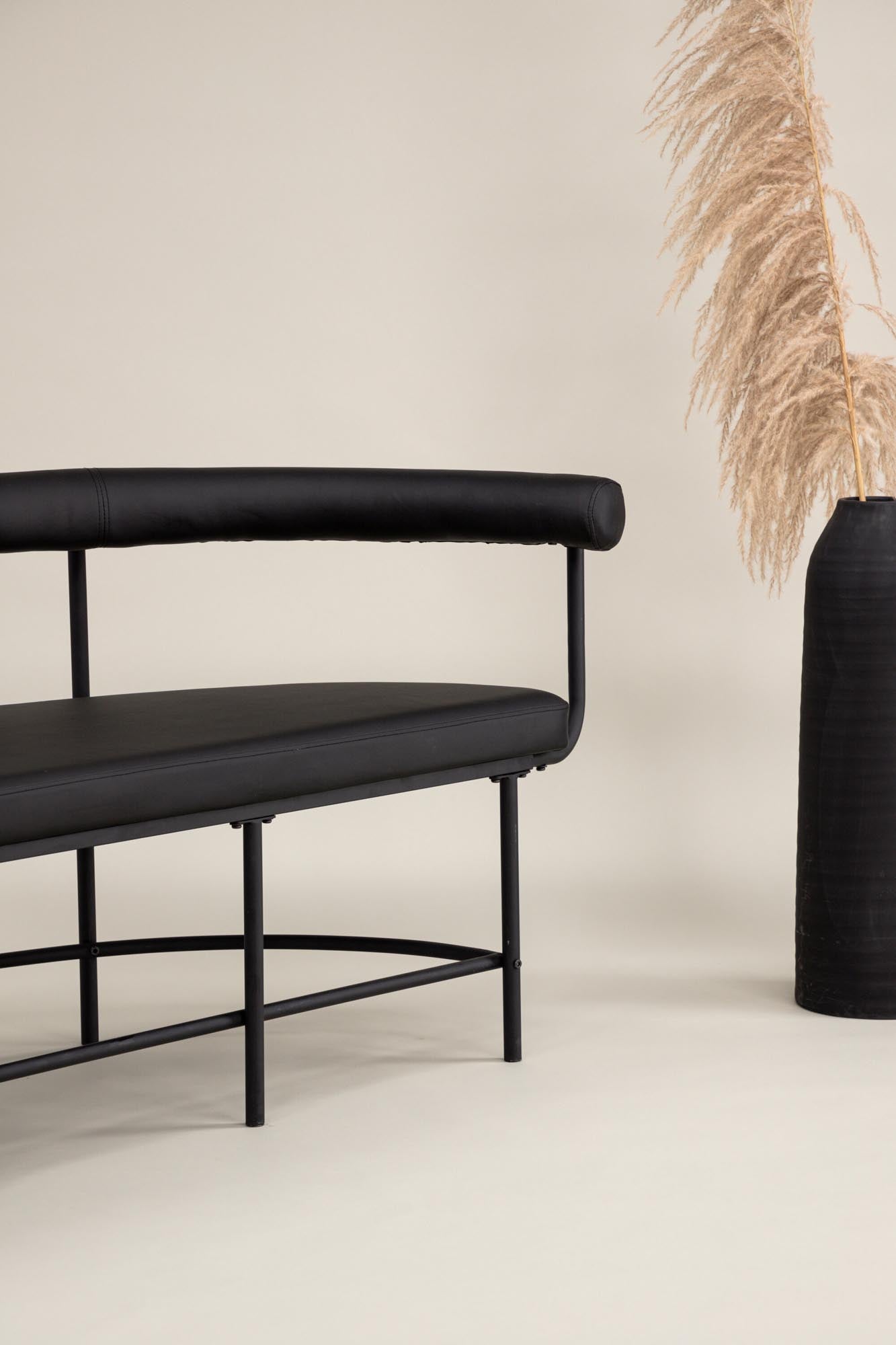 Stilvolle Vind Bank: Boucle-Textur trifft auf robusten Stahlrahmen.