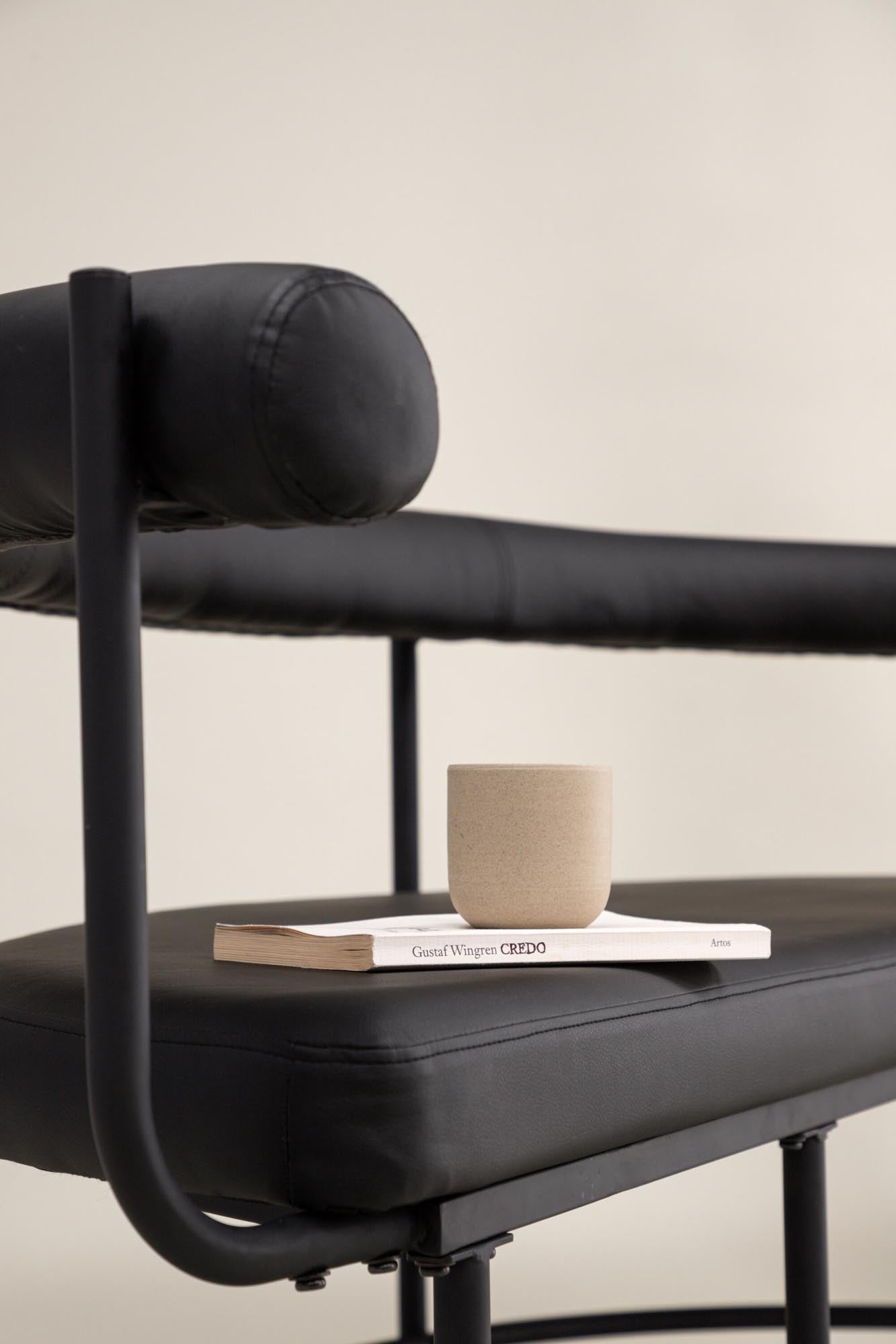 Entdecken Sie die Stallhagen x Josefin Lustig Bank von Vind: Eleganz und Komfort vereint in einem zeitlosen Design für Ihr Zuhause.