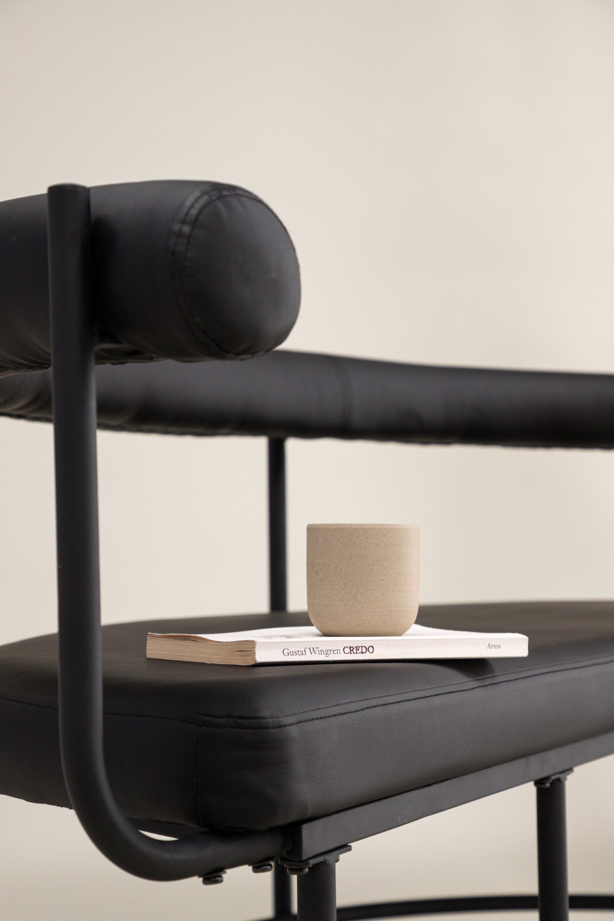 Stallhagen x Josefin Lustig Bank in Schwarz präsentiert im Onlineshop von KAQTU Design AG. Sitzbank ist von Vind