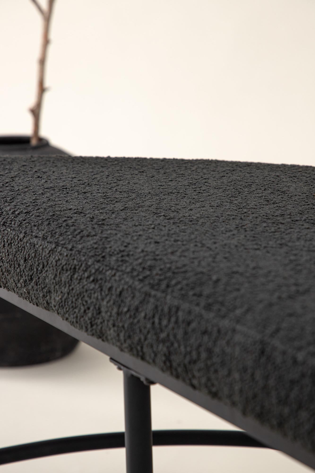 Entdecken Sie die Stallhagen x Josefin Lustig Bank von Vind: Eleganz, Komfort und Vielseitigkeit vereint in einem einzigartigen Design.