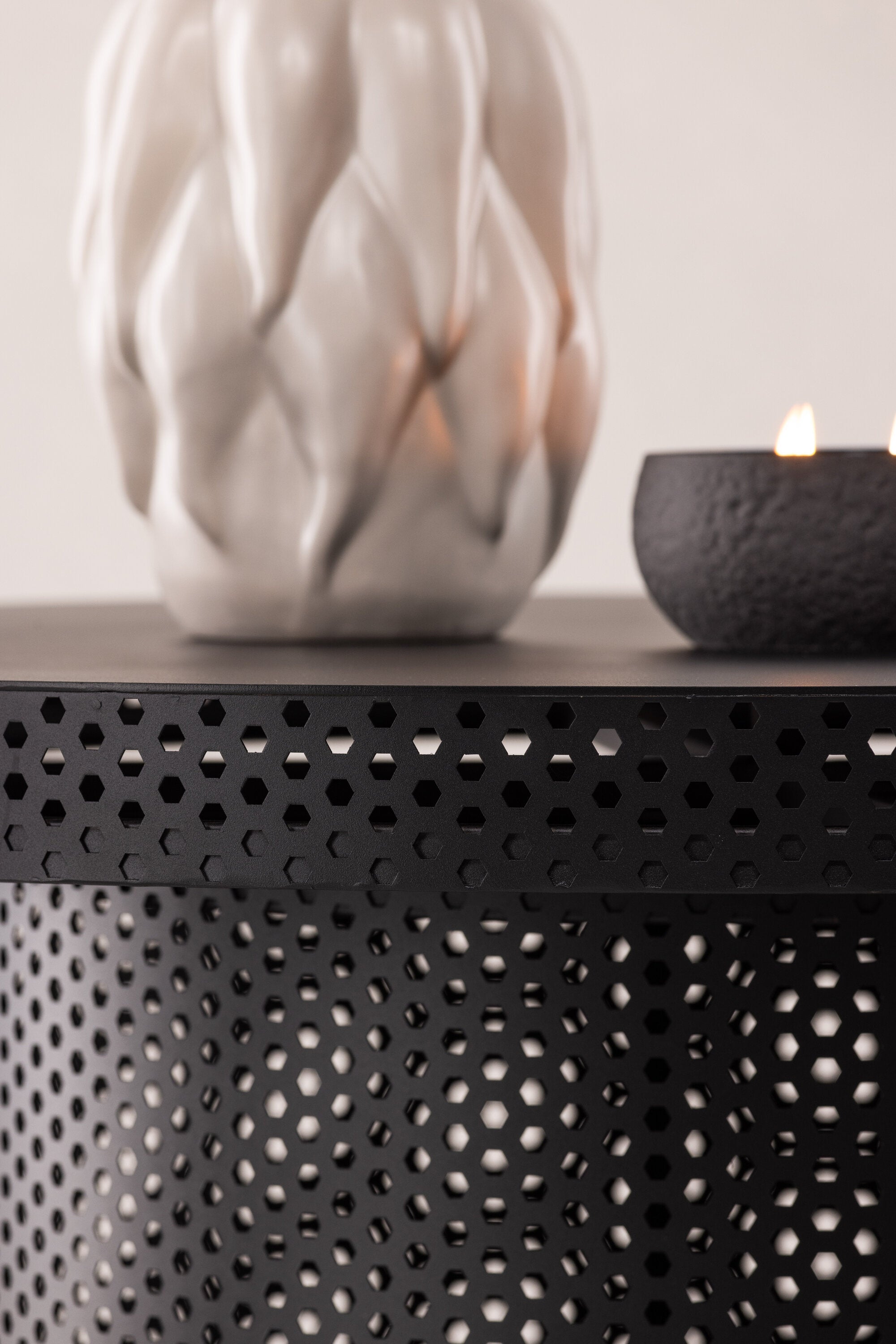 West End x Josefin Lustig Beistelltisch in Schwarz präsentiert im Onlineshop von KAQTU Design AG. Beistelltisch ist von Vind