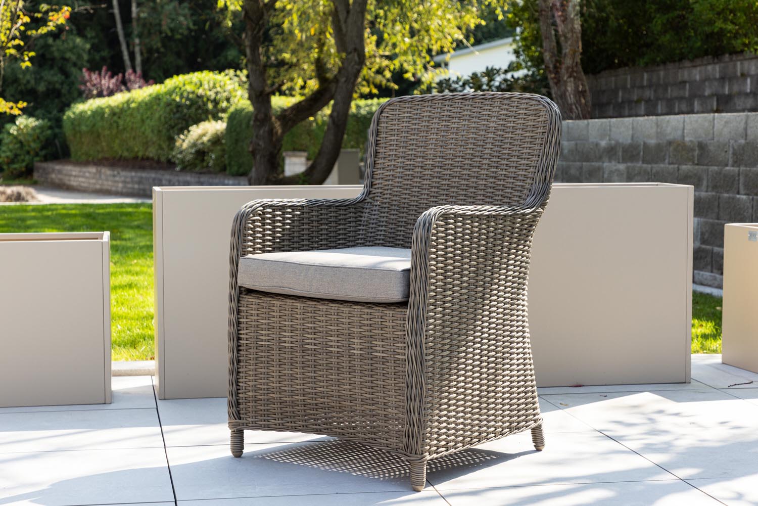 Wembley Stuhl von Venture Home: Eleganter Gartenstuhl mit hochwertigem Korbgeflecht für stilvolle Entspannung im Freien.