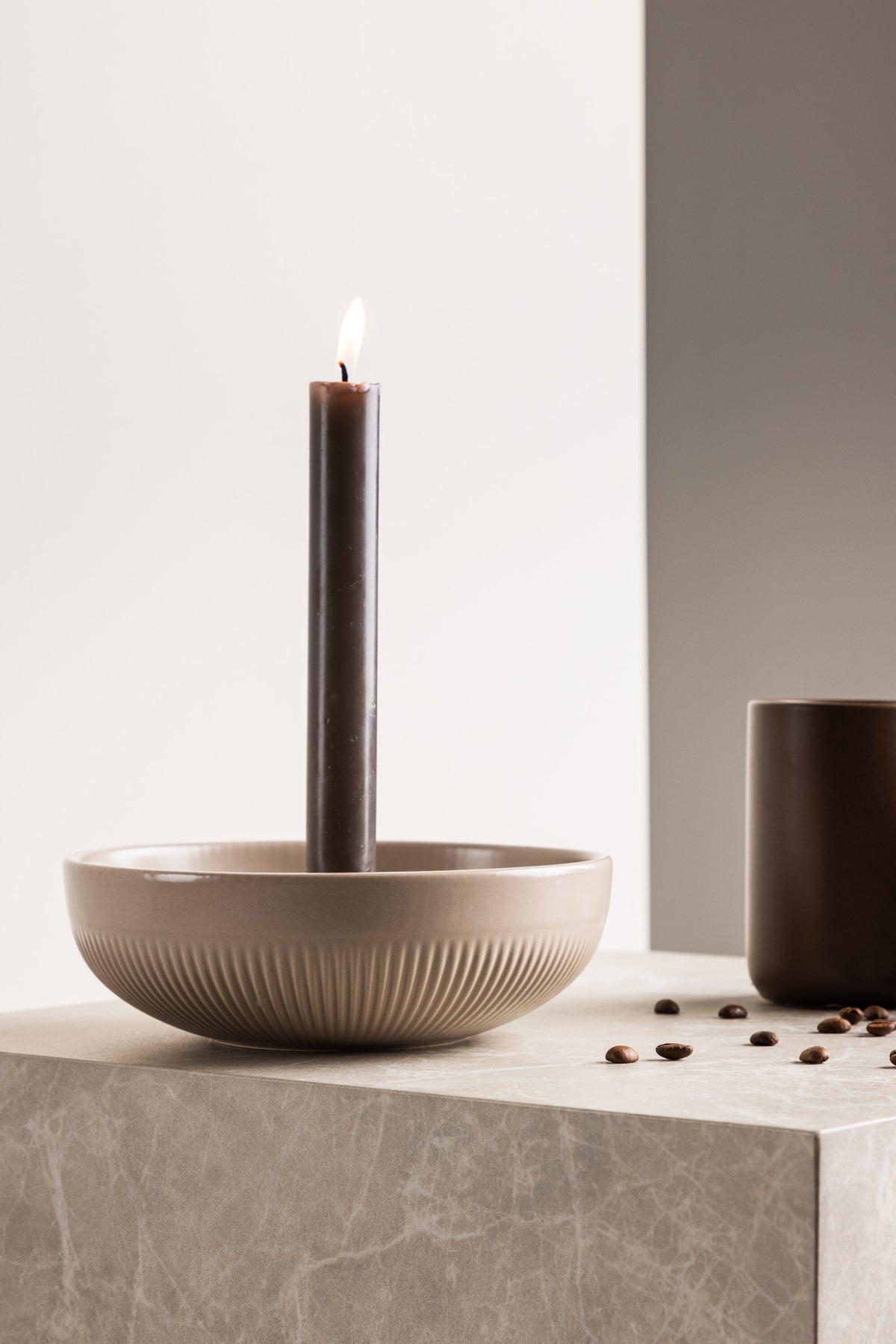 Runder Kerzenständer Posh von Venture Home aus glasiertem Steinzeug in Beige, Durchmesser 18 cm, Höhe 6 cm, schlichte Form.