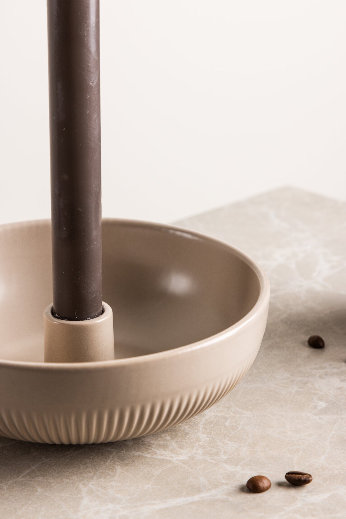 Runder Kerzenständer Posh von Venture Home aus glasiertem Steinzeug in Beige, Durchmesser 18 cm, Höhe 6 cm, schlichte Form.