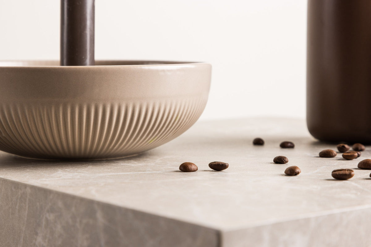 Runder Kerzenständer Posh von Venture Home aus glasiertem Steinzeug in Beige, Durchmesser 18 cm, Höhe 6 cm, schlichte Form.