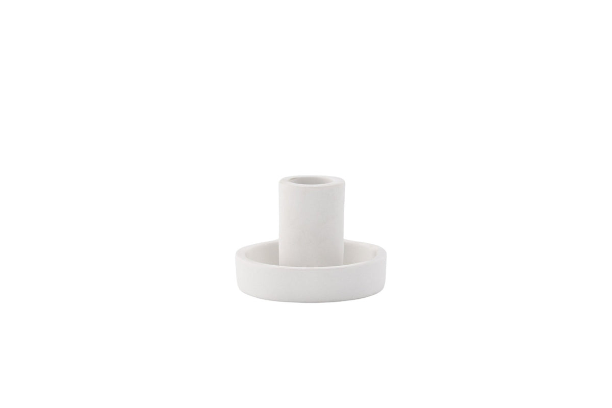 Runder weisser Kerzenständer Ceco aus Ton mit schlichter, minimalistischer Form, Durchmesser 11 cm, Höhe 6 cm.