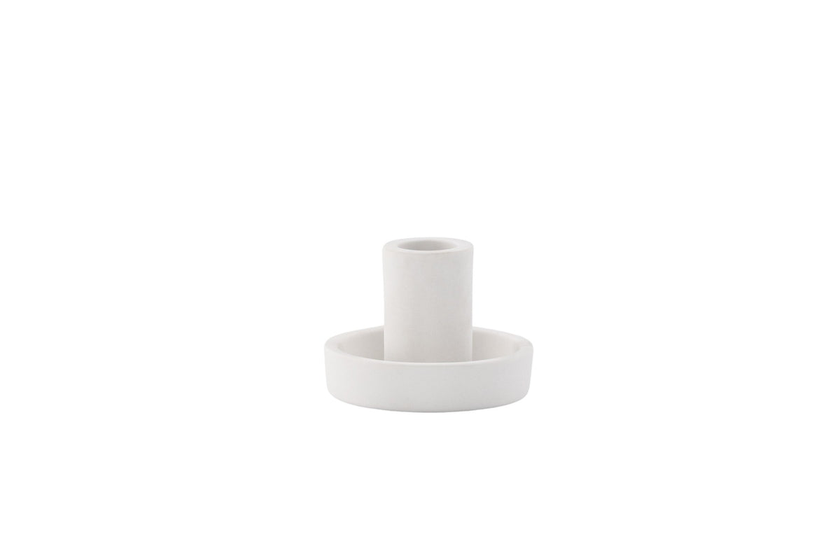 Runder weisser Kerzenständer Ceco aus Ton mit schlichter, minimalistischer Form, Durchmesser 11 cm, Höhe 6 cm.