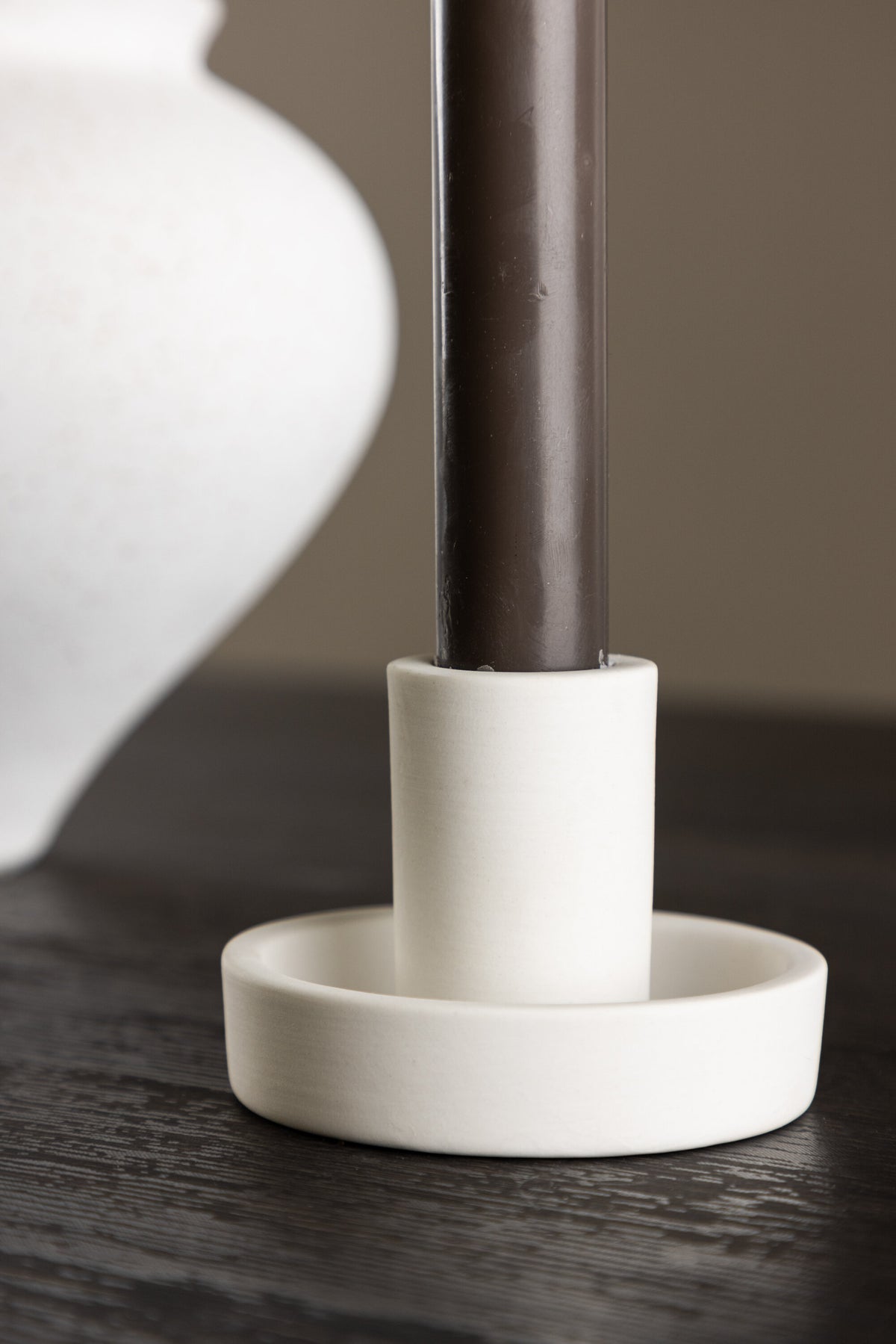 Runder weisser Kerzenständer Ceco aus Ton mit schlichter, minimalistischer Form, Durchmesser 11 cm, Höhe 6 cm.